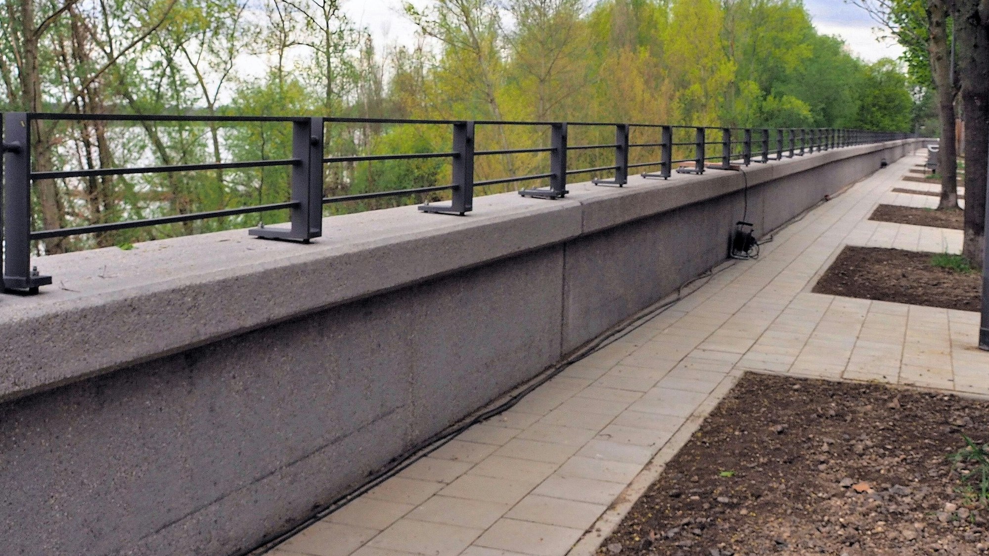 Lindemauer mit Geländer und Rheinblick