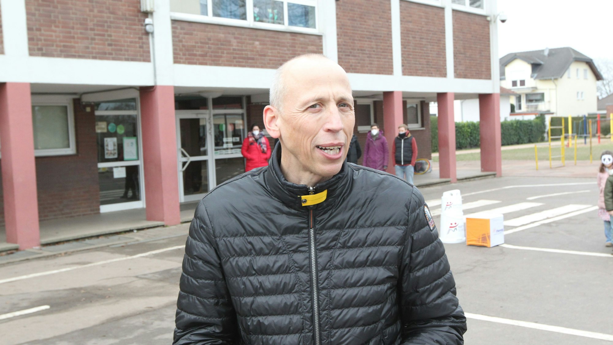 Matthias Scherz steht auf einem Schulhof. Während der Aufnahme spricht er gerade. (Archivbild)