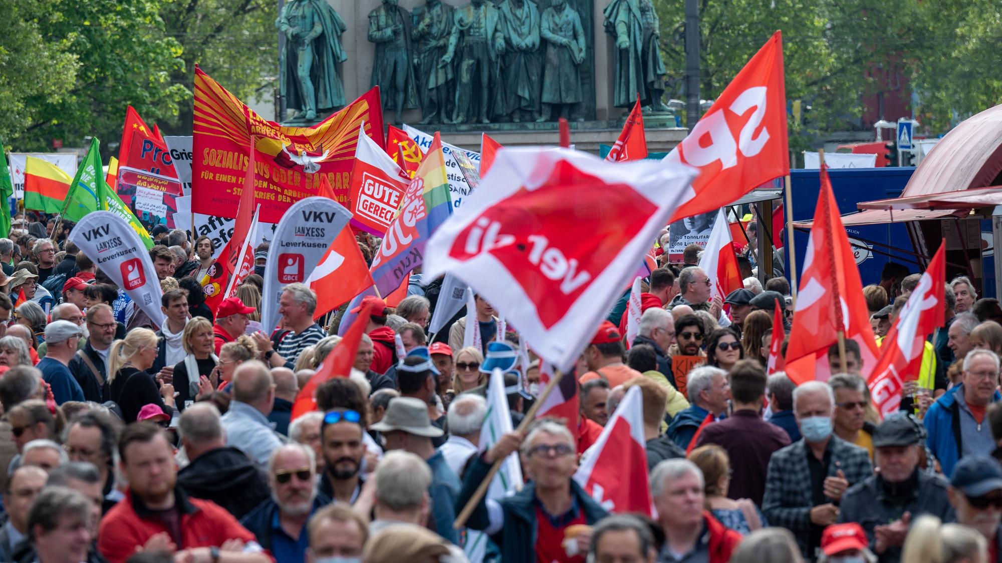 Einige Demonstranten mit Fahnen
