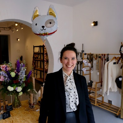 Besitzerin in hellem modernem Laden