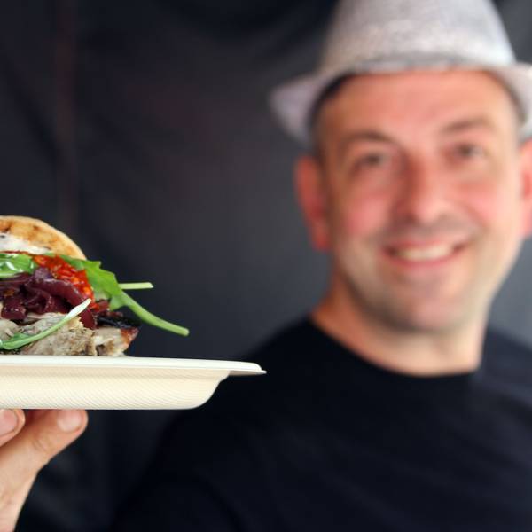 Ein Koch zeigt ein Spanferkelbraten im Focaccia-Brot. Beim Wesselinger Streetfood-Festival gehörte es im Jahr 2022 gehörte es zu den Top-Angeboten. Auch in Bedburg soll es kulinarisch abwechslungsreich zugehen.