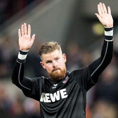 Timo Horn bedankt sich bei den Fans.