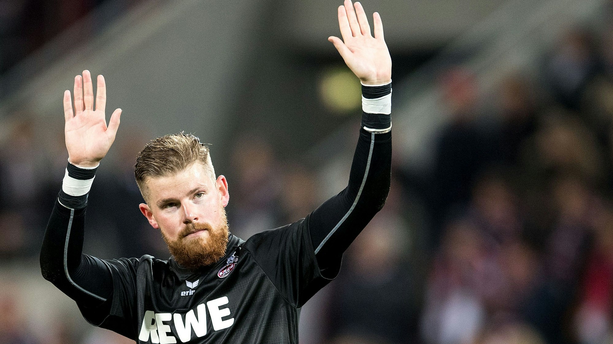 Timo Horn bedankt sich bei den Fans.