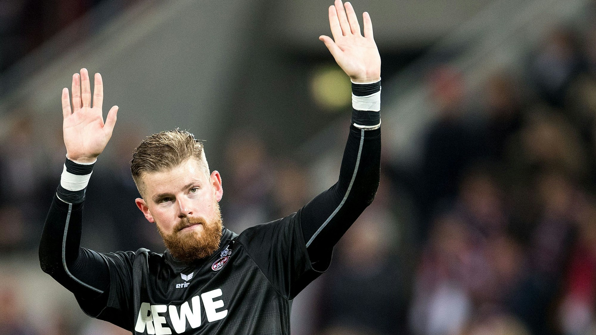 Timo Horn bedankt sich bei den Fans.