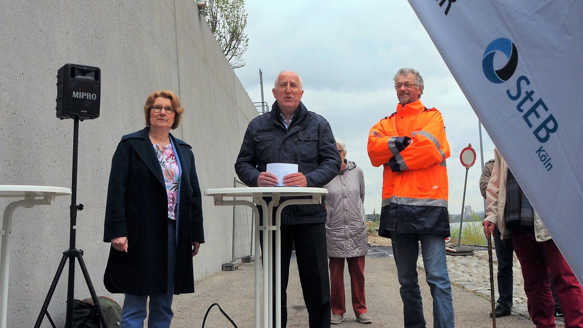 Die drei am Stehtisch neben der Mauer