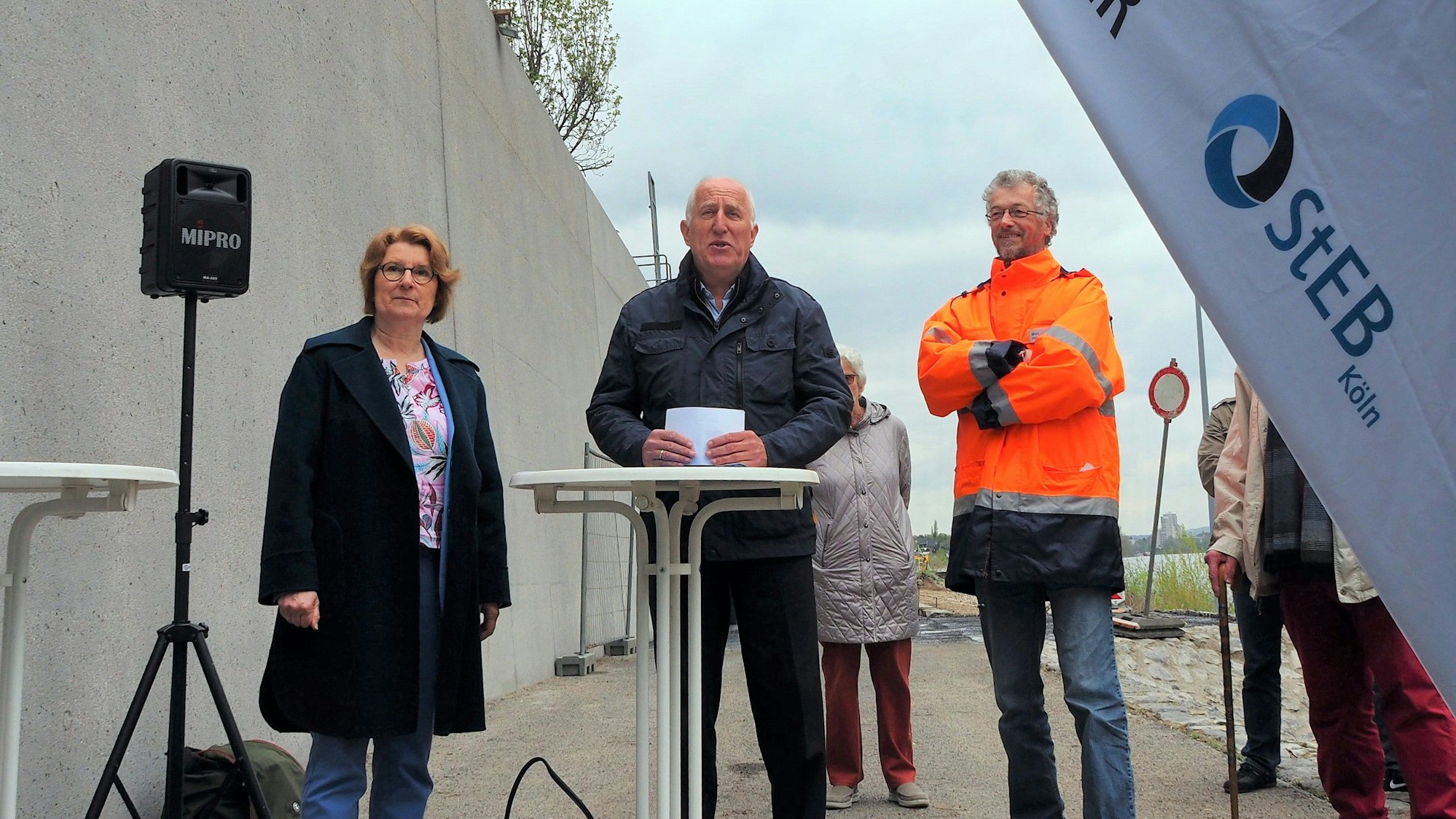 Die drei am Stehtisch neben der Mauer