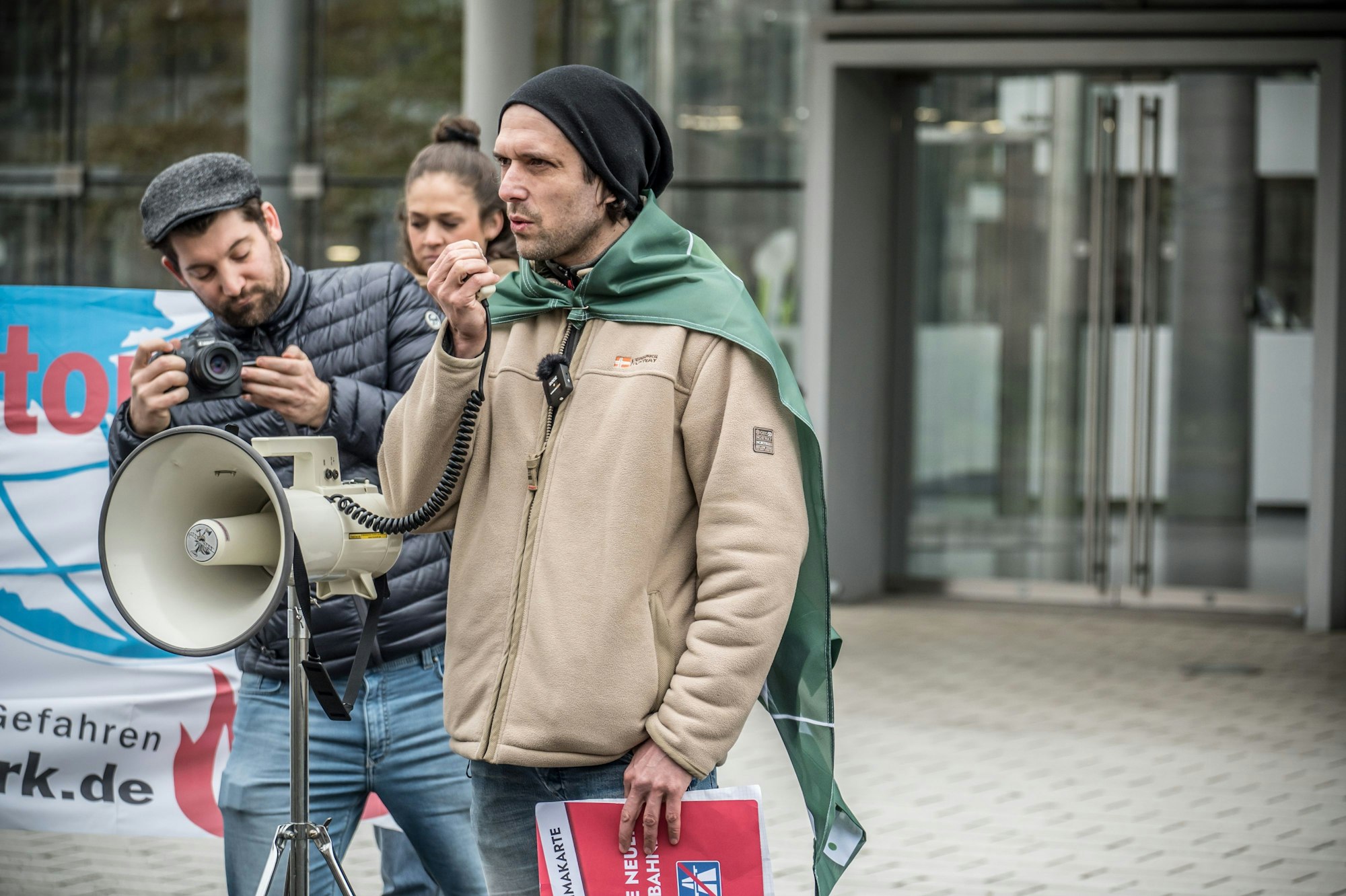 Protest vor der bayer-Konzernzentrale der Coordination gegen Bayer Gefahren zur Online-Aktionärsversammlung. Foto: Ralf Krieger