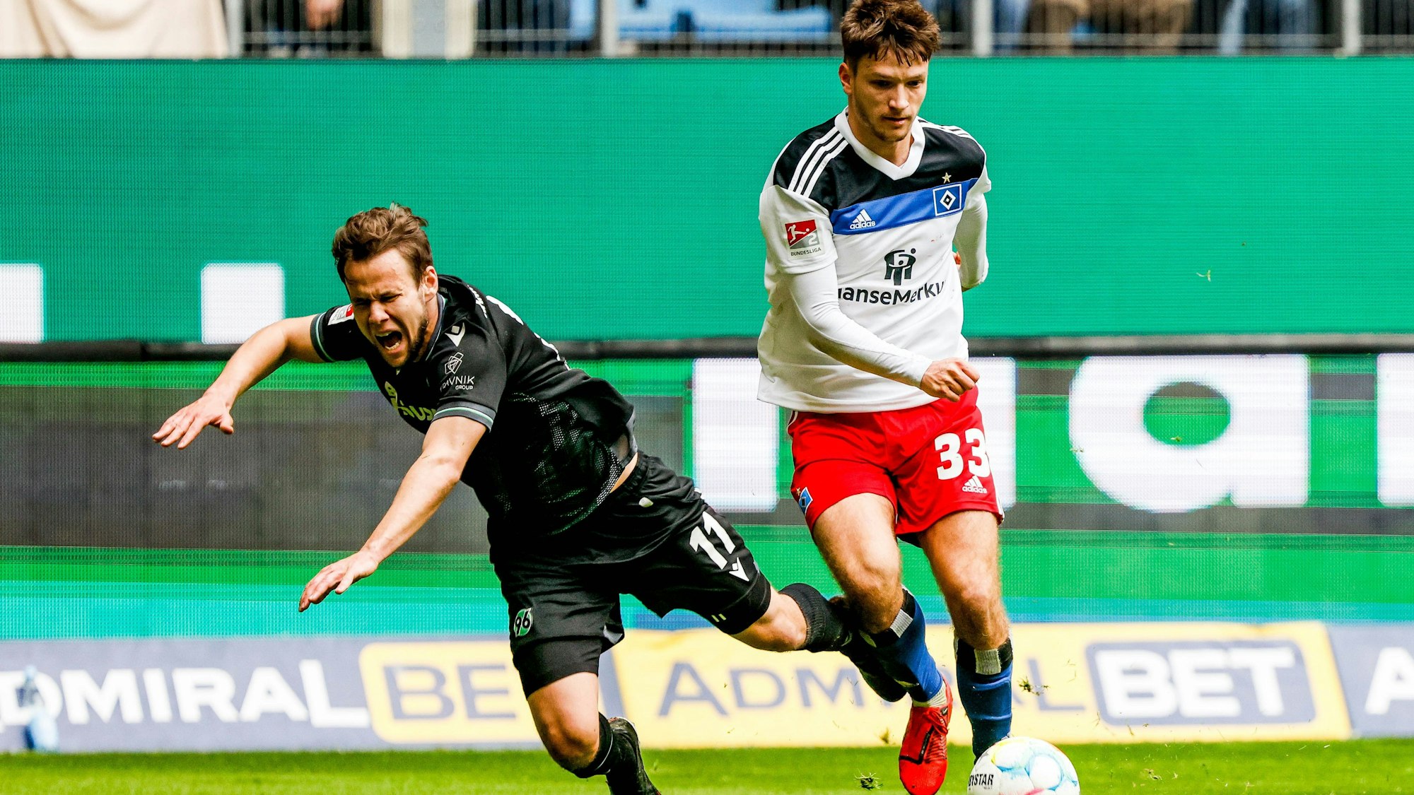 08.04.2023, Hamburg: Fußball: 2. Bundesliga, Hamburger SV - Hannover 96, 27. Spieltag, Volksparkstadion. Hannovers Louis Schaub (l) und Hamburgs Noah Katterbach kämpfen um den Ball. Foto: Axel Heimken/dpa - WICHTIGER HINWEIS: Gemäß den Vorgaben der DFL Deutsche Fußball Liga bzw. des DFB Deutscher Fußball-Bund ist es untersagt, in dem Stadion und/oder vom Spiel angefertigte Fotoaufnahmen in Form von Sequenzbildern und/oder videoähnlichen Fotostrecken zu verwerten bzw. verwerten zu lassen. +++ dpa-Bildfunk +++
