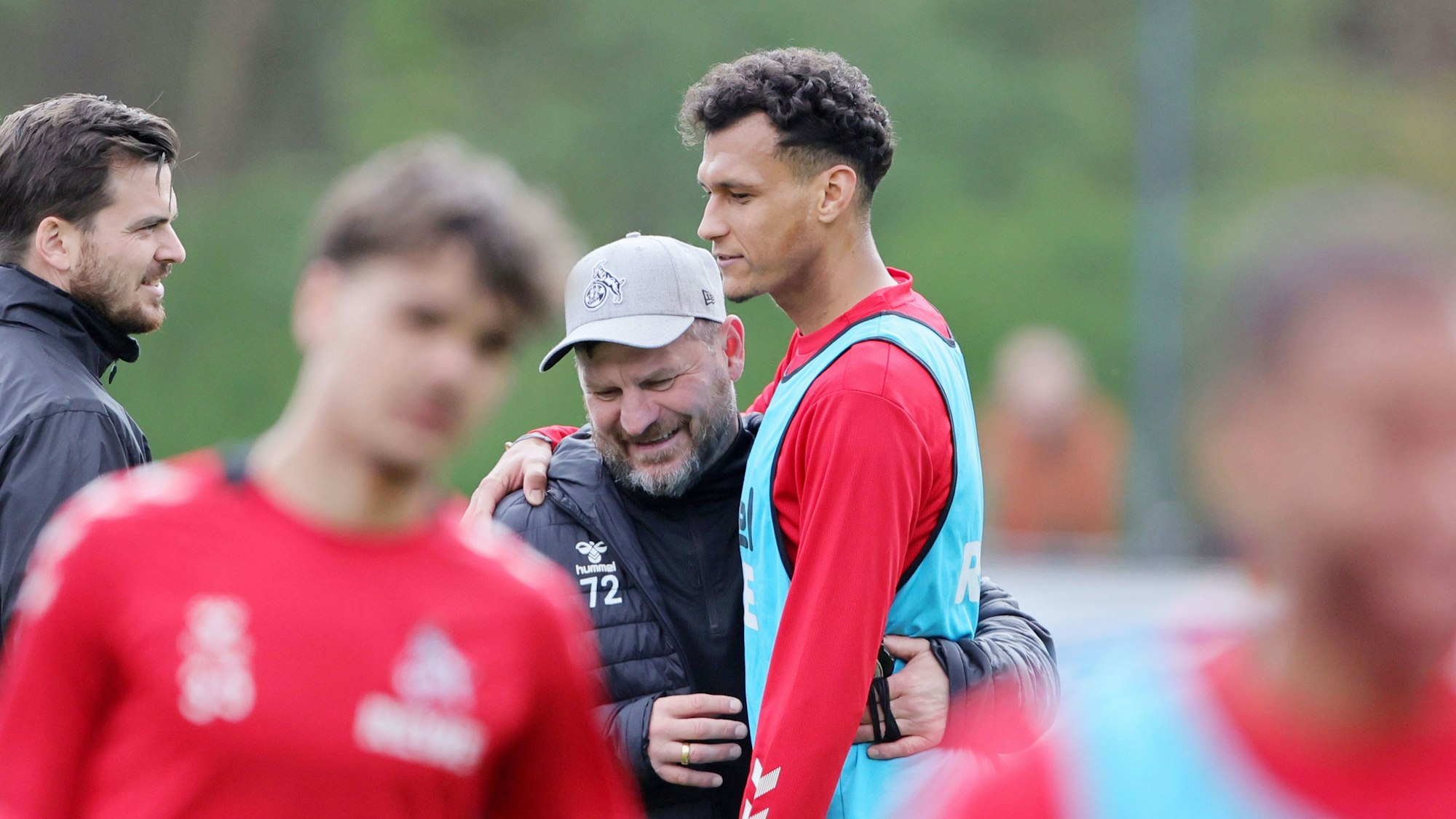 Davie Selke hofft nach seinem Tor in Hoffenheim auf einen Treffer im Rhein-Energie-Stadion - und endlich wieder auf einen Kölner Heimsieg. Steffen Baumgart umarmt den Stürmer auf dem Trainingsplatz des 1. FC Köln.