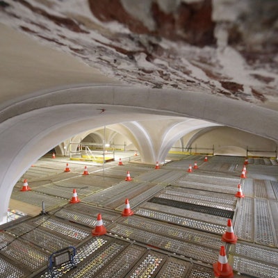 Blick auf die Arbeitsplattform, die mit orangen Pylonen gesichert ist.