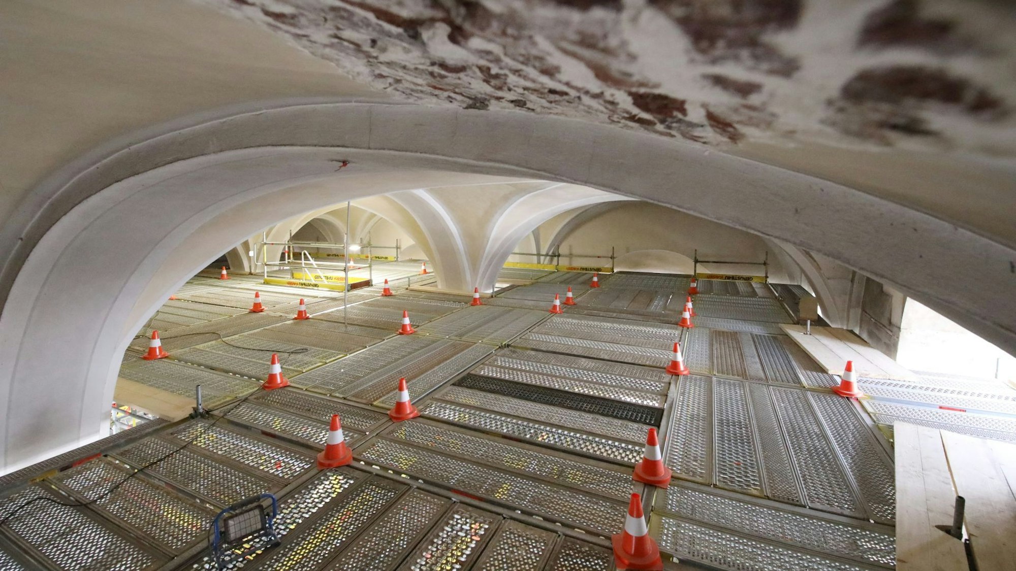 Blick auf die Arbeitsplattform, die mit orangen Pylonen gesichert ist.