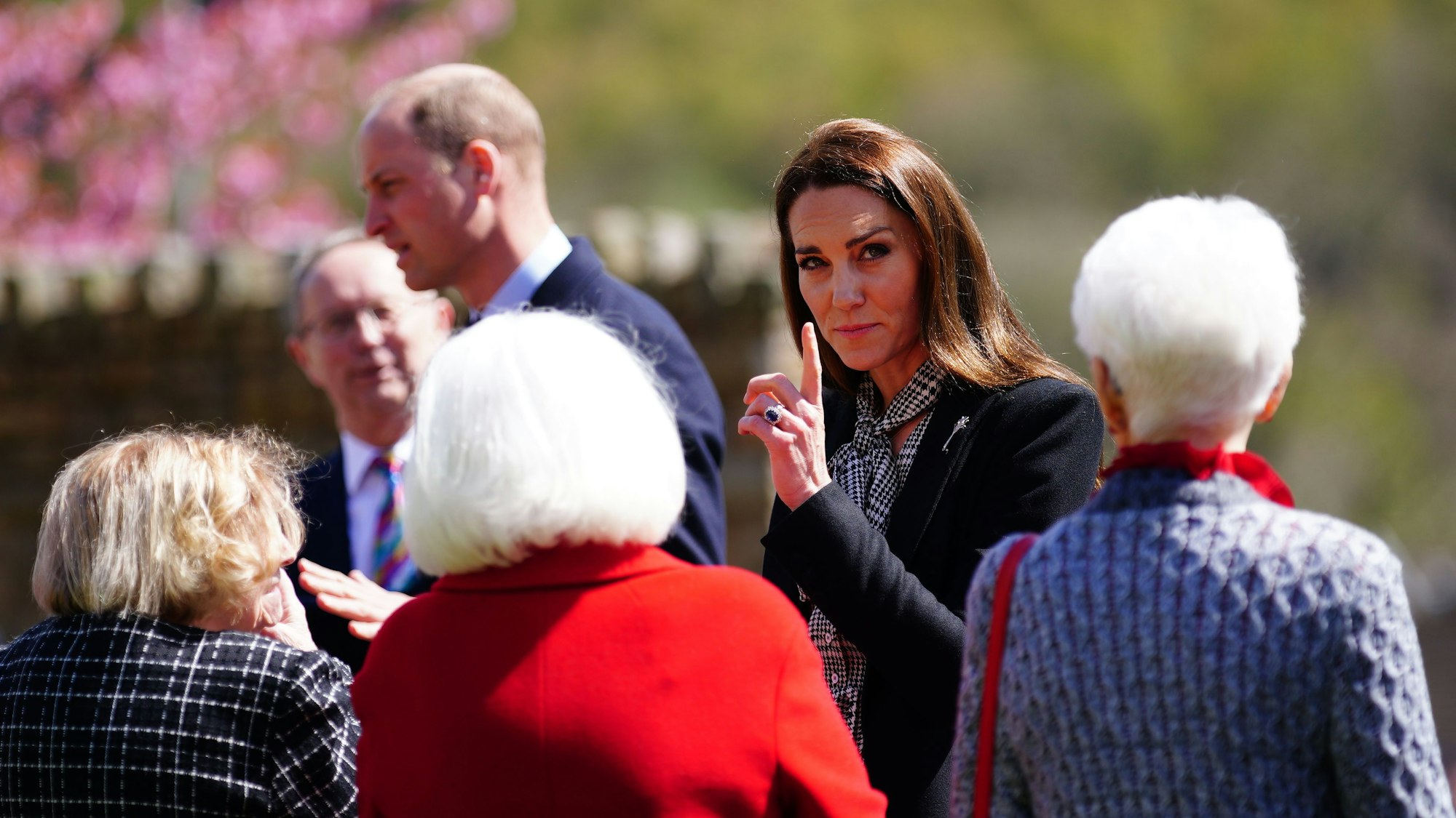 Prinz William, Prinz von Wales, und Prinzessin Catherine, Prinzessin von Wales, sprechen während ihres zweitägigen Besuchs in Wales am 28. April 2023 in Merthyr Tydfil, Vereinigtes Königreich, mit den „Aberfan Wives“ während eines Besuchs des Aberfan Memorial Gardens zum Gedenken an die Opfer der Aberfan-Katastrophe.