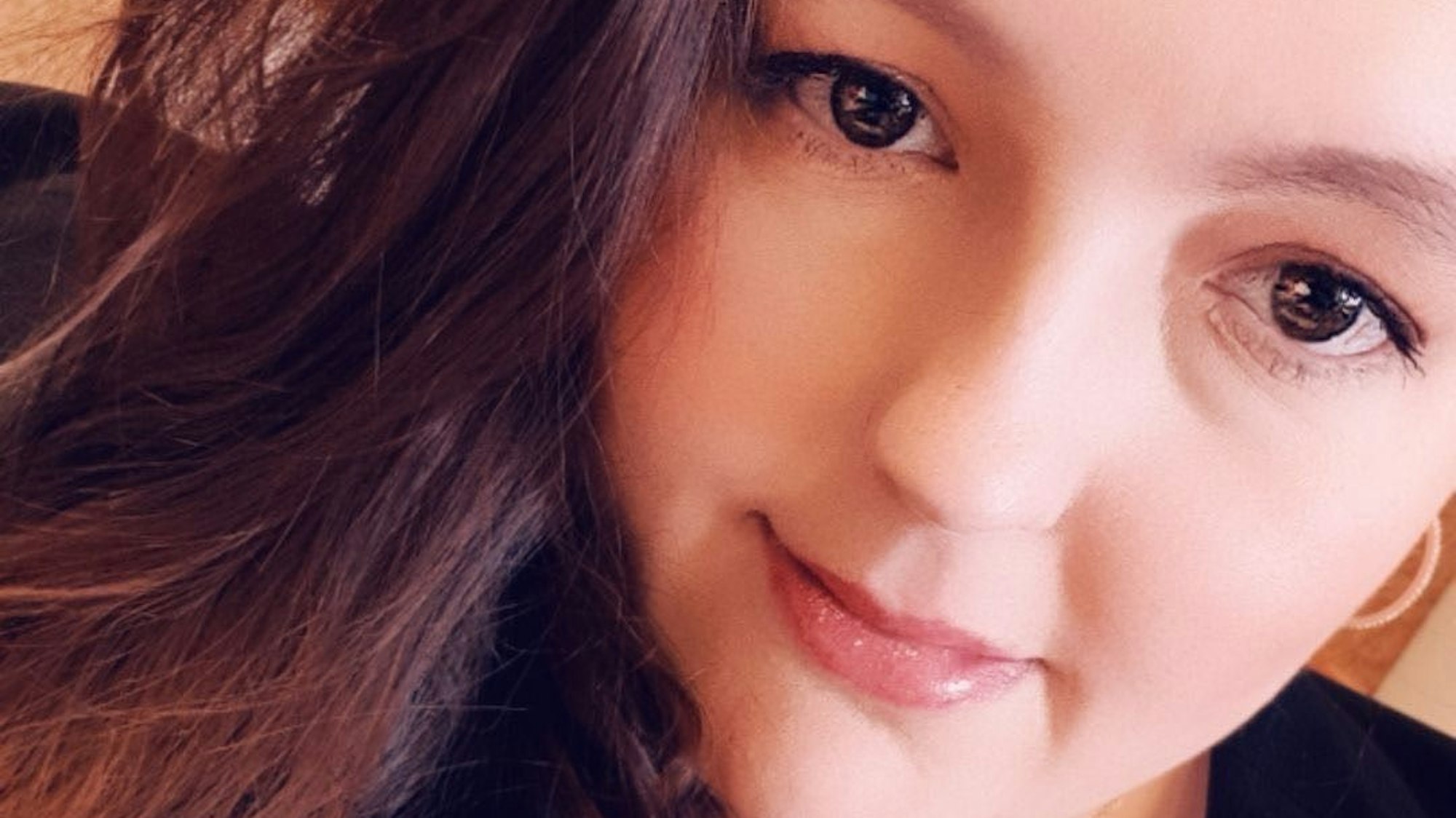 Das Porträt der 29-jährigen Lisa S., die hat lange braune Haare und braune Augen, sie ist Followerin von der Kölner Influencerin Flobroo