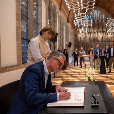 27.04.2023, Köln: Hans-Jörg Westendorf trägt sich in das goldene Buch der Stadt ein. Jubiläums-Empfang zu 75 Jahre SC Fortuna Köln e.V. im Rathaus. Foto: Uwe Weiser