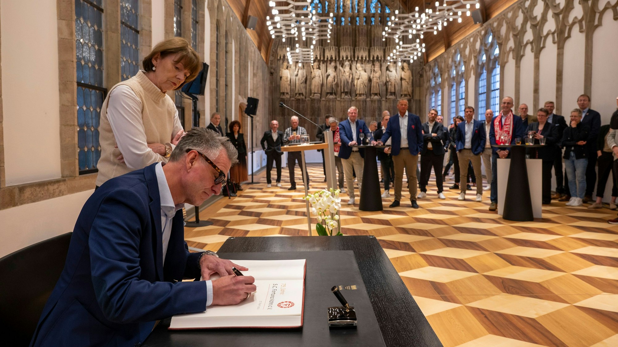 27.04.2023, Köln: Hans-Jörg Westendorf trägt sich in das goldene Buch der Stadt ein. Jubiläums-Empfang zu 75 Jahre SC Fortuna Köln e.V. im Rathaus. Foto: Uwe Weiser