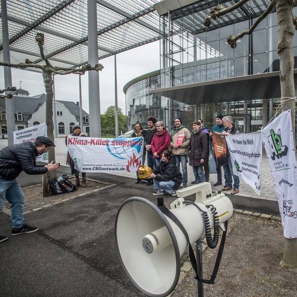 Protest vor der Konzernzentrale der Coordination gegen Bayer Gefahren zur Online-Aktionärsversammlung am 28. April 2023