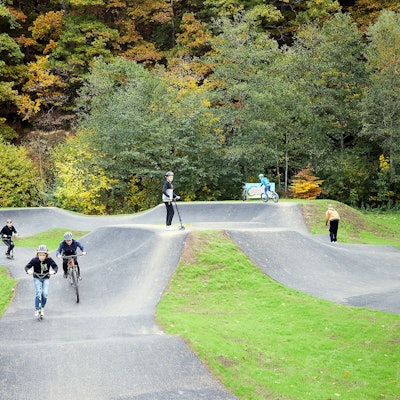 Rad- und Scooterfahrer sind auf dem Pumptrack in Blankenheim unterwegs.