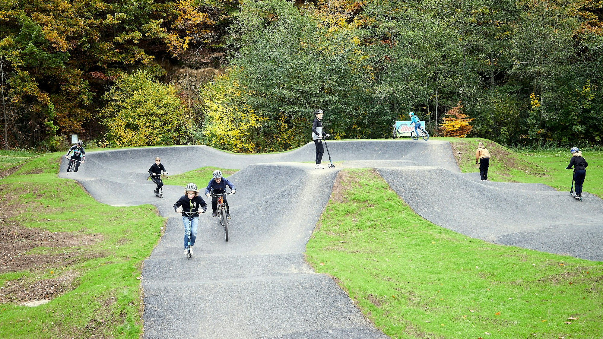 Rad- und Scooterfahrer sind auf dem Pumptrack in Blankenheim unterwegs.