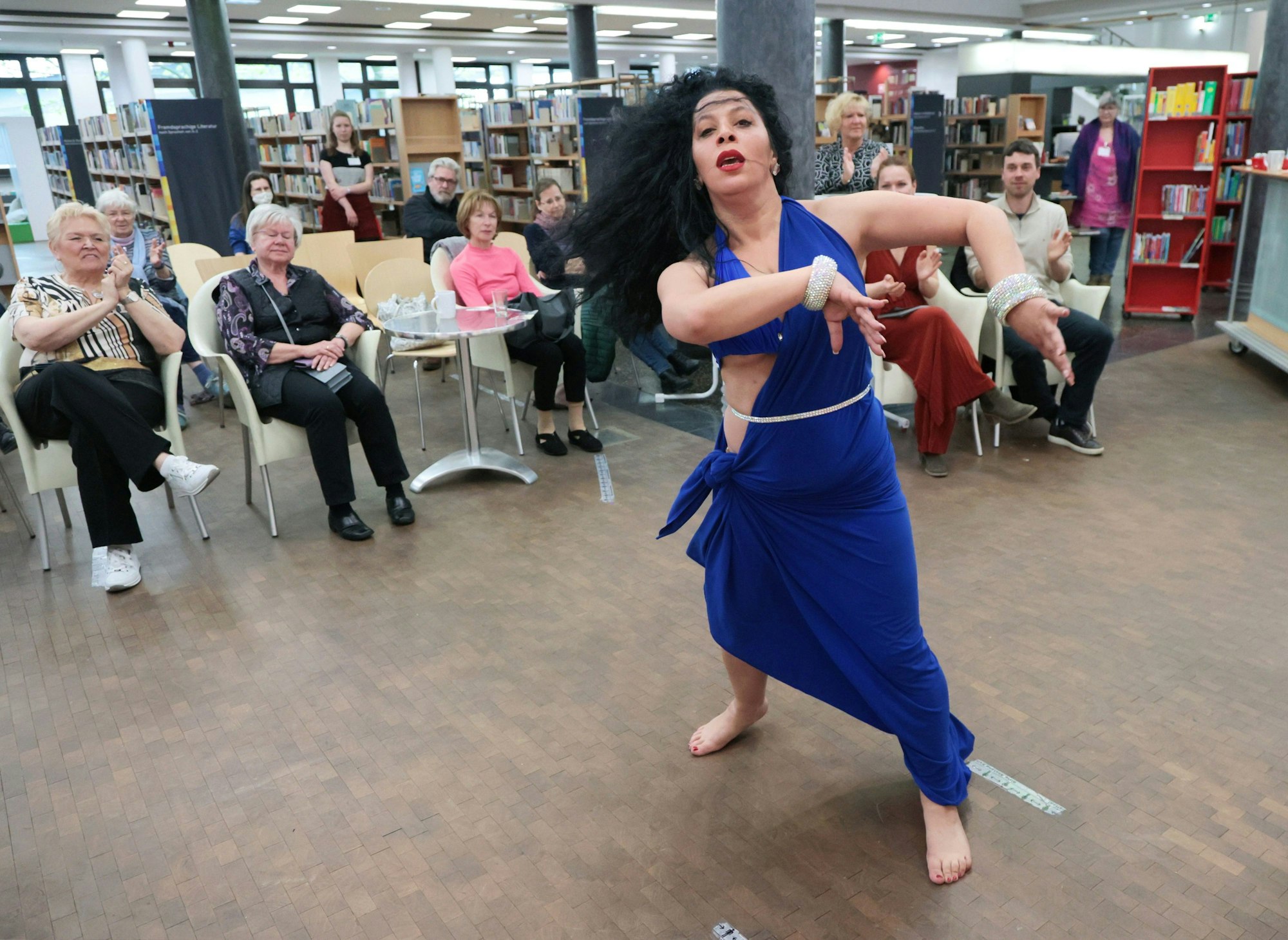 Iman Hadad tanzt in der Leverkusen Stadtbücherei.