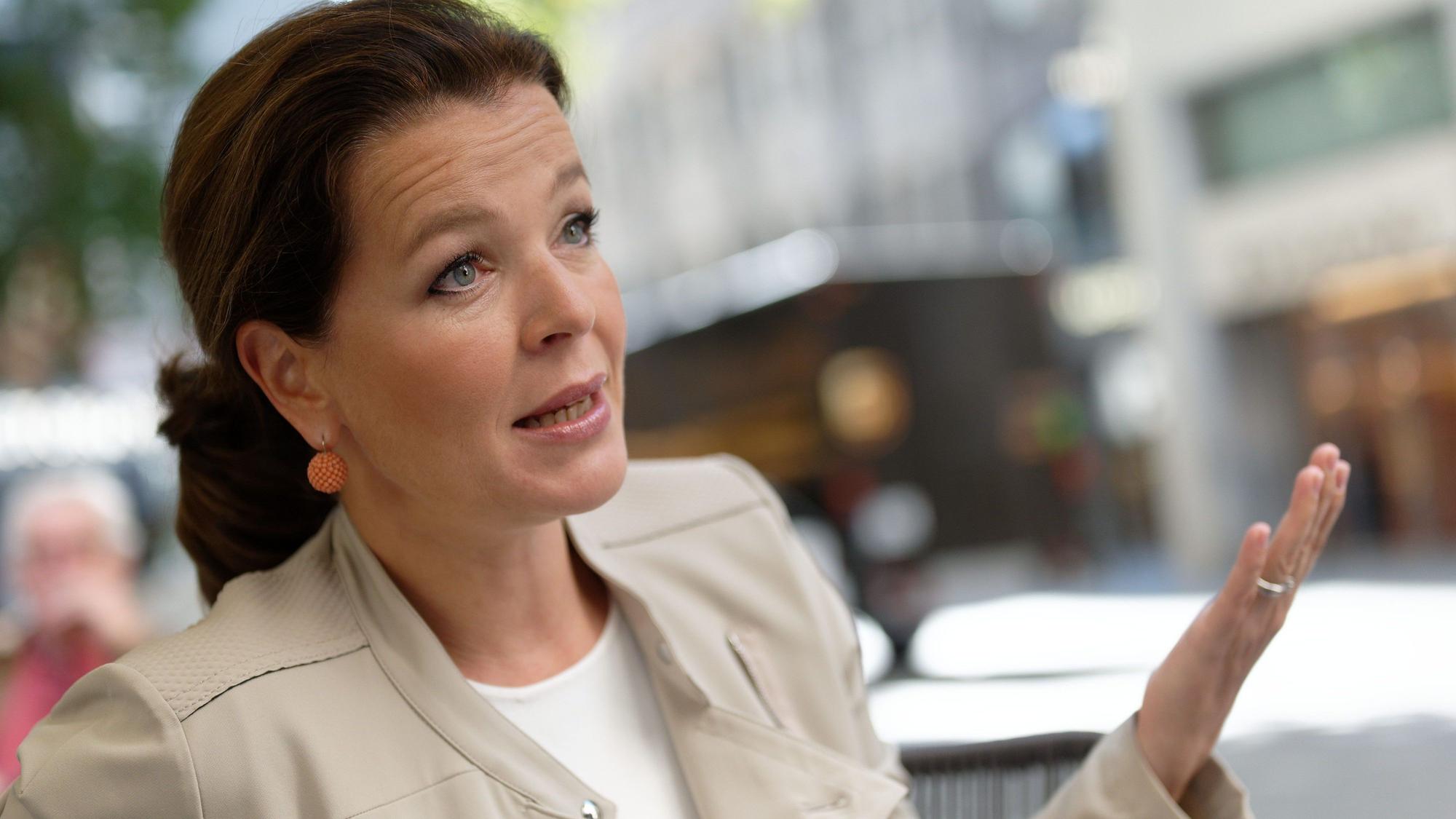 Die Journalistin und Königshaus-Expertin Julia Melchior sitzt in einem Cafe in der Kölner Innenstadt.