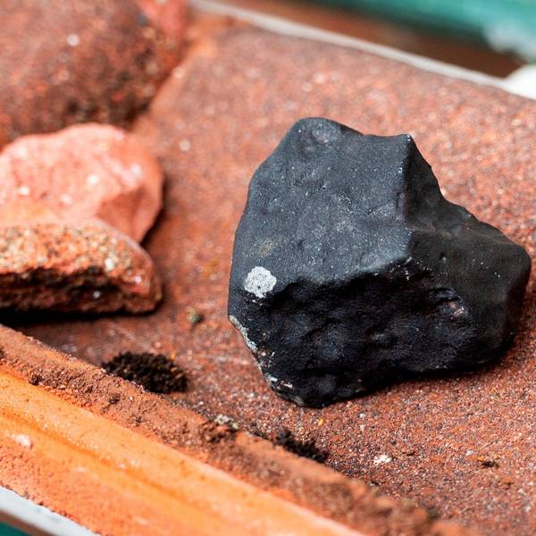 Ein Meteorit hat ein Hausdach in Elmshorn in Schleswig-Holstein durchschlagen. Er liegt auf einer zerbrochenen Dachpfanne.