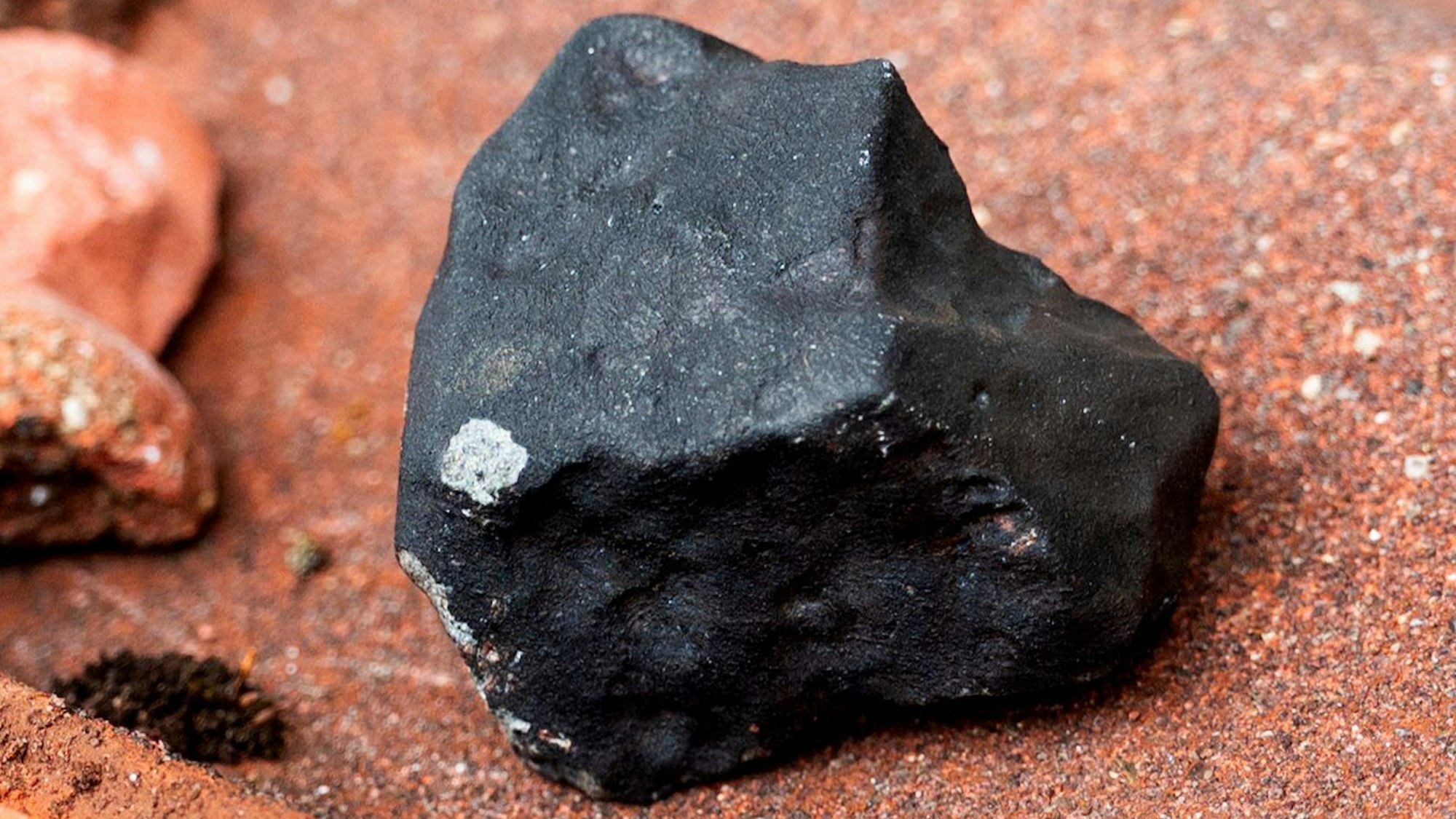 Ein Meteorit hat ein Hausdach in Elmshorn in Schleswig-Holstein durchschlagen. Er liegt auf einer zerbrochenen Dachpfanne.