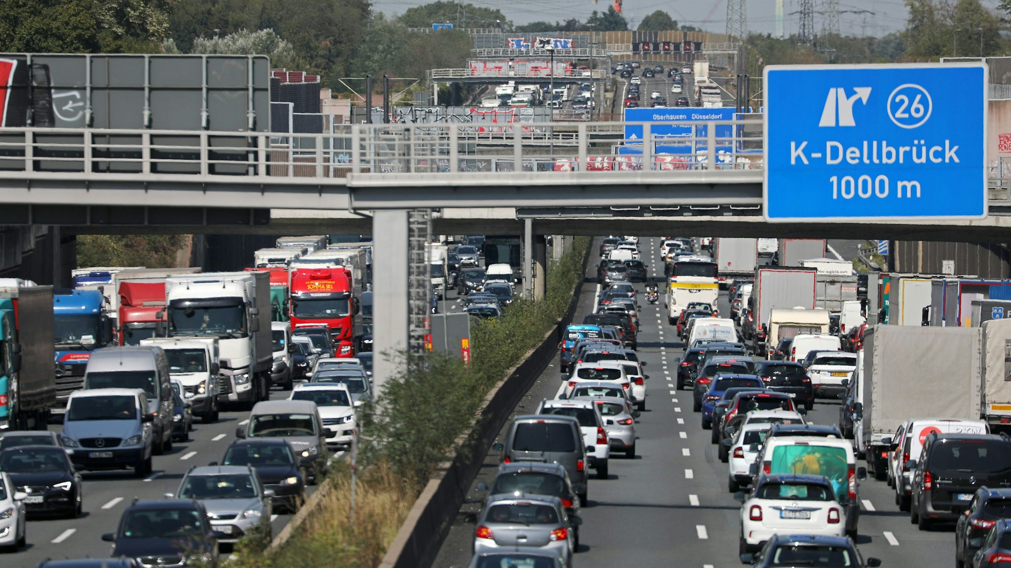 Fahrzeuge stehen auf der Autobahn 3 auf dem Kölner Ring im Stau.