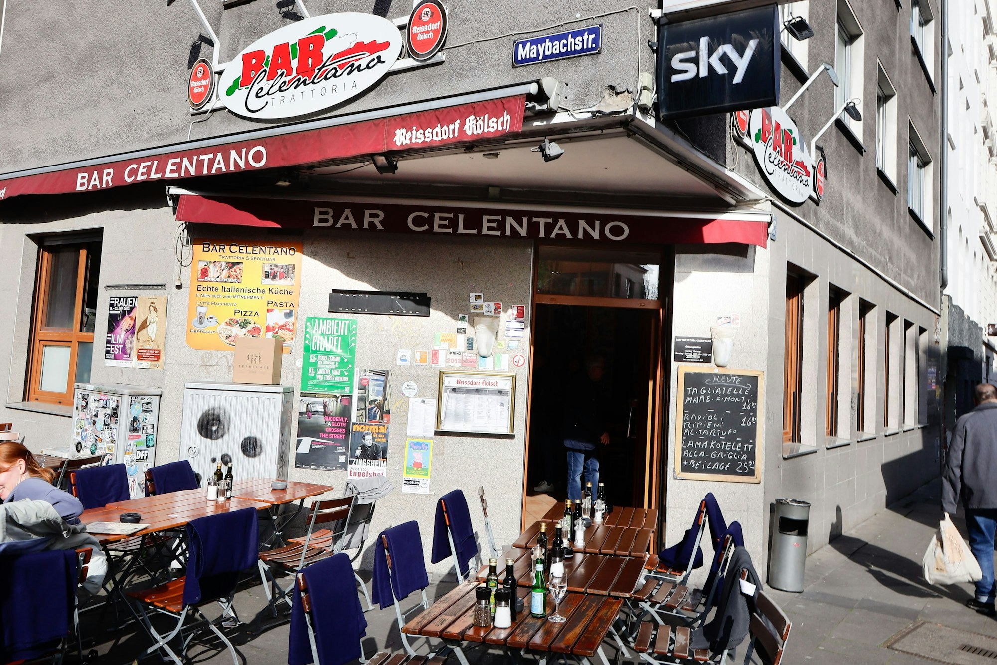 Außenansicht des Celentano mit vielen Terrassenplätzen