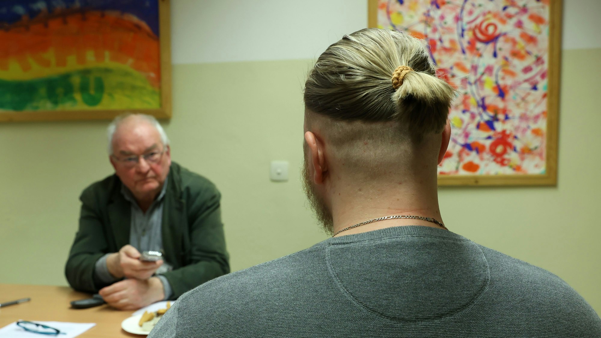 Erzählwerkstatt in der JVA Köln - Häftling im Gespräch mit Klaus Jünschke