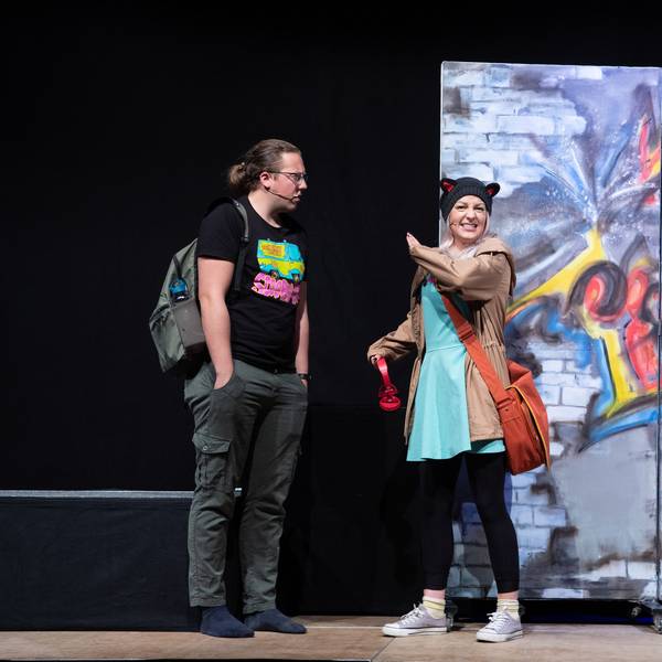 Zwei Schauspieler der Kölner Theatergruppe „Comic On“ auf der Bühne der Drahtzieherei.