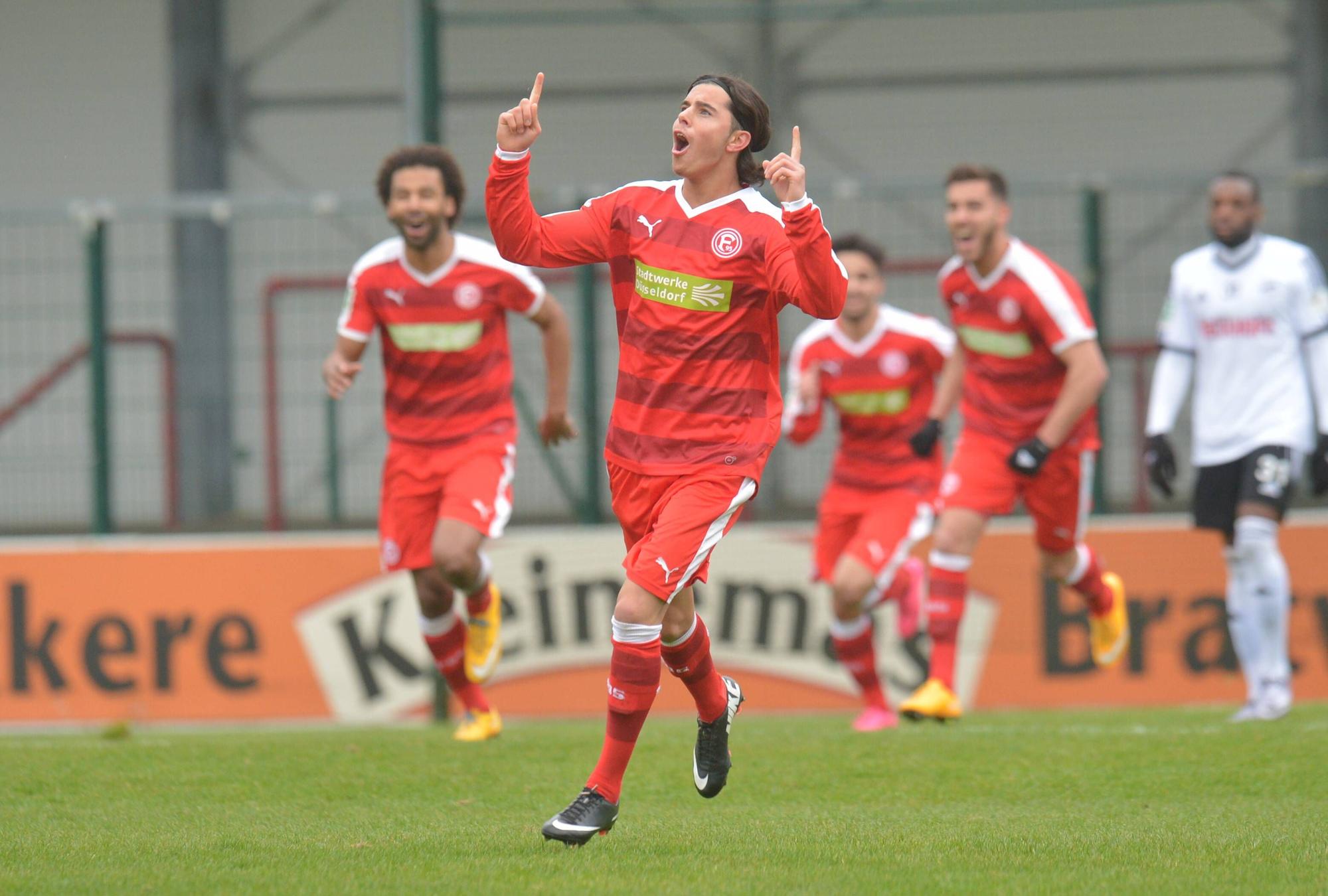 28.03.2016, Fussball, Regionalliga West, Saison 2015/2016, 31. Spieltag, Stadion an der Poststraße, Verl SC Verl - Fortuna Düsseldorf U23 1895 1 : 1 Tor-Jubel Fortuna Düsseldorf U23: Torschütze Kaan Akca (Fortuna Düsseldorf U23 1985), Aktion, Einzelbild, Quer, Mimik, Gestik, Jubel, jubeln, Freude, freuen
28 03 2016 Football third division West Season 2015 2016 31 Matchday Stadium to the Post Street Univ SC Univ Fortuna Dusseldorf U23 1895 1 1 goal cheering Fortuna Dusseldorf U23 Scorer Kaan Akca Fortuna Dusseldorf U23 1985 Action shot Single horizontal Facial expressions Gesture cheering cheer happiness Look forward