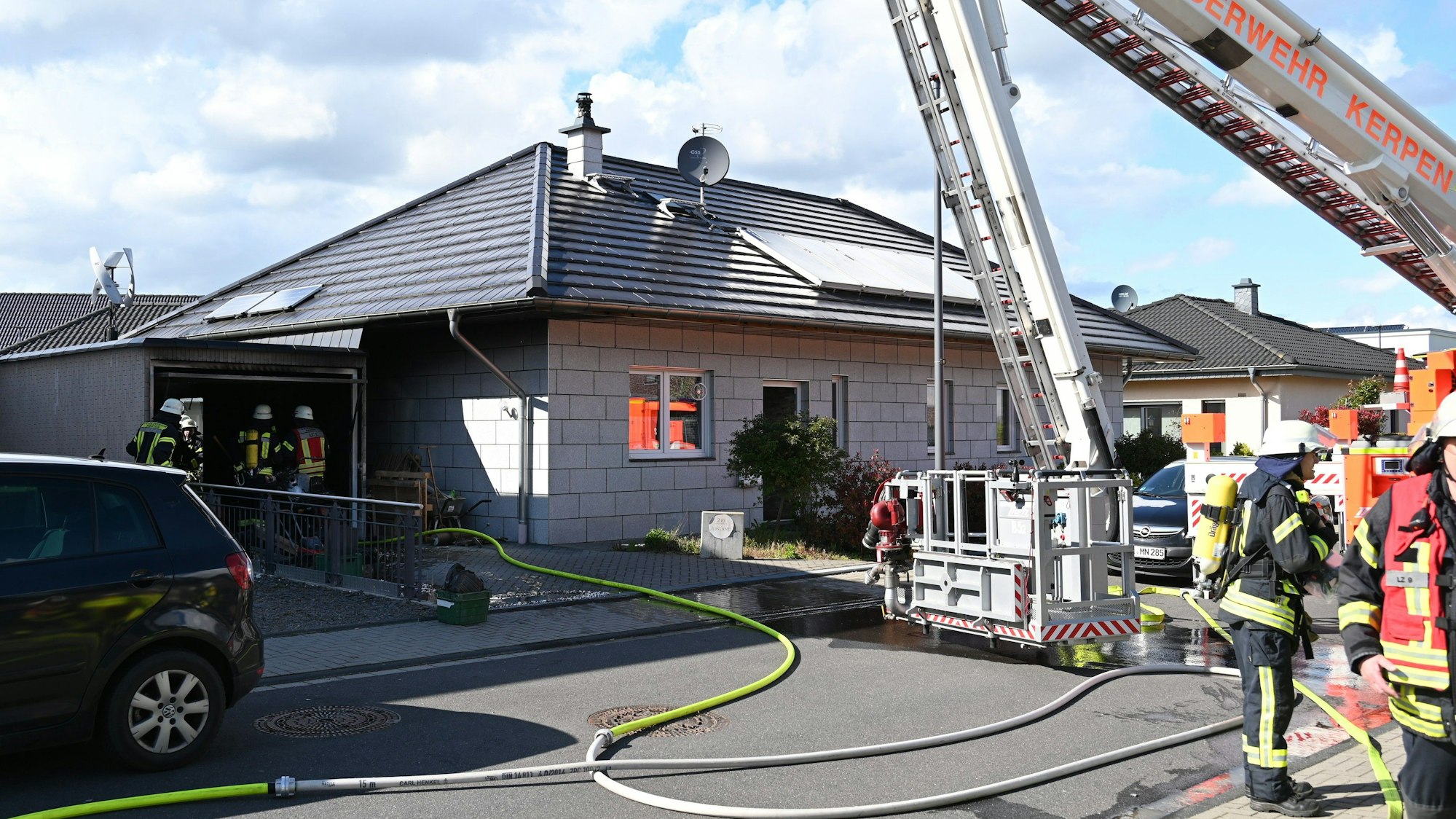 Feuer in einer Garage in Kerpen Manheim-neu. In der Garage sind vermutlich Akkus von einer Fotovoltaikanlage in Brand geraten. Es gab laut Feuerwehr keine verletzte.