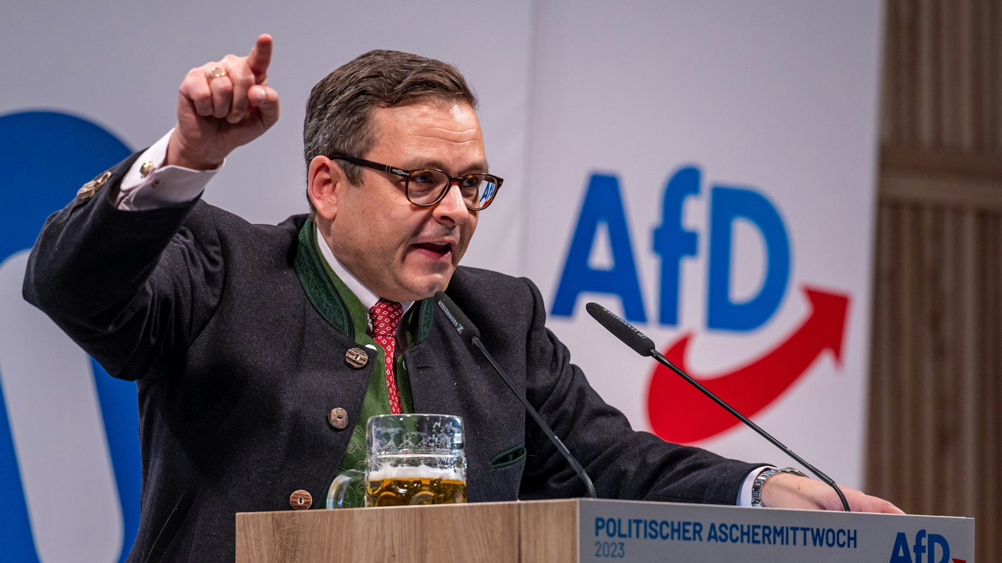 Gerald Grosz, Publizist und Präsidentenkandidat aus Österreich, zog beim Politischen Aschermittwoch der Alternative für Deutschland (AfD) am 22.02.2023 in Osterhofen über Markus Söder her. Das hat nun Folgen.