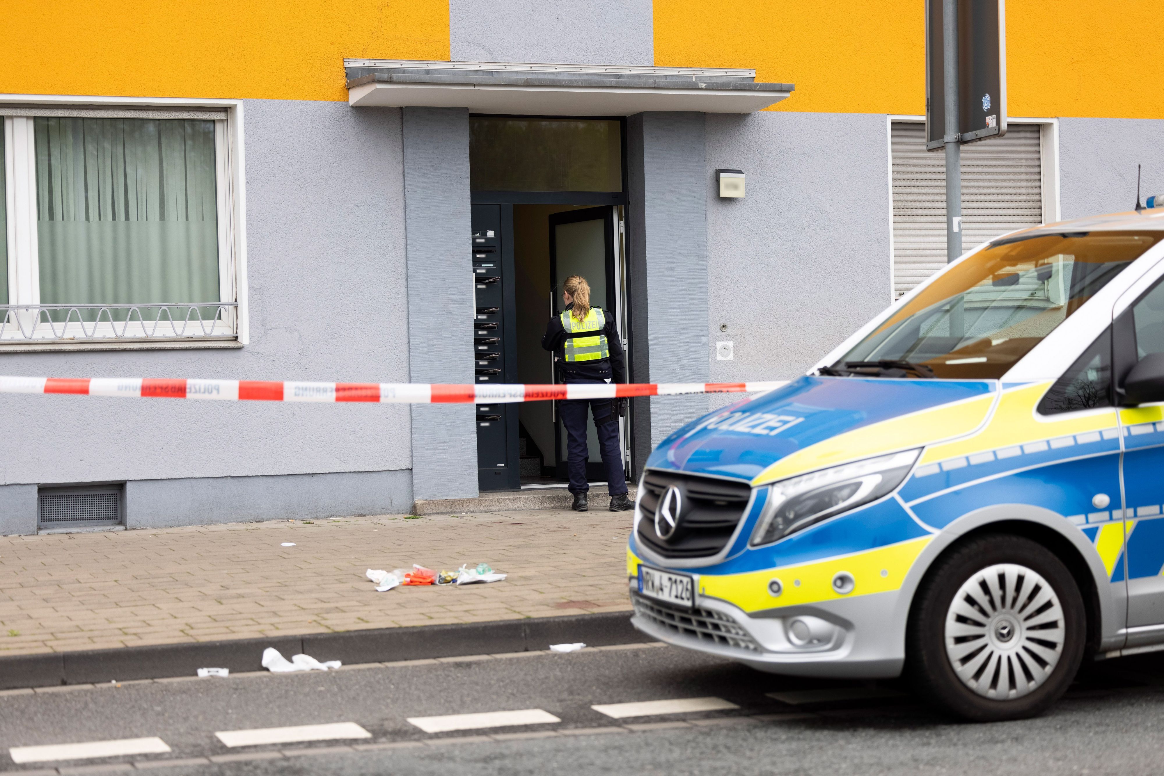 Eine Polizistin geht in ein Haus in Duisburg. Eine 53-jährige Frau habe sich um kurz nach 9.00 Uhr mit schweren Stichverletzungen aus ihrer Wohnung auf die Straße geschleppt und sei dort zusammengebrochen, sagte ein Duisburger Polizeisprecher.