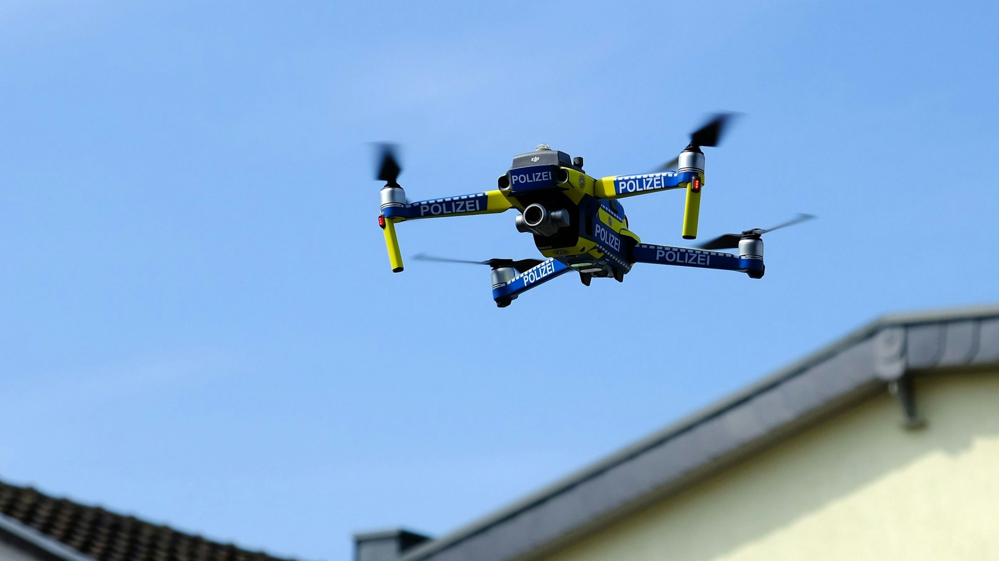 Polizei-Drohne für Foto- und Videoaufnahmen des Verkehrsunfall-Aufnahmeteams.