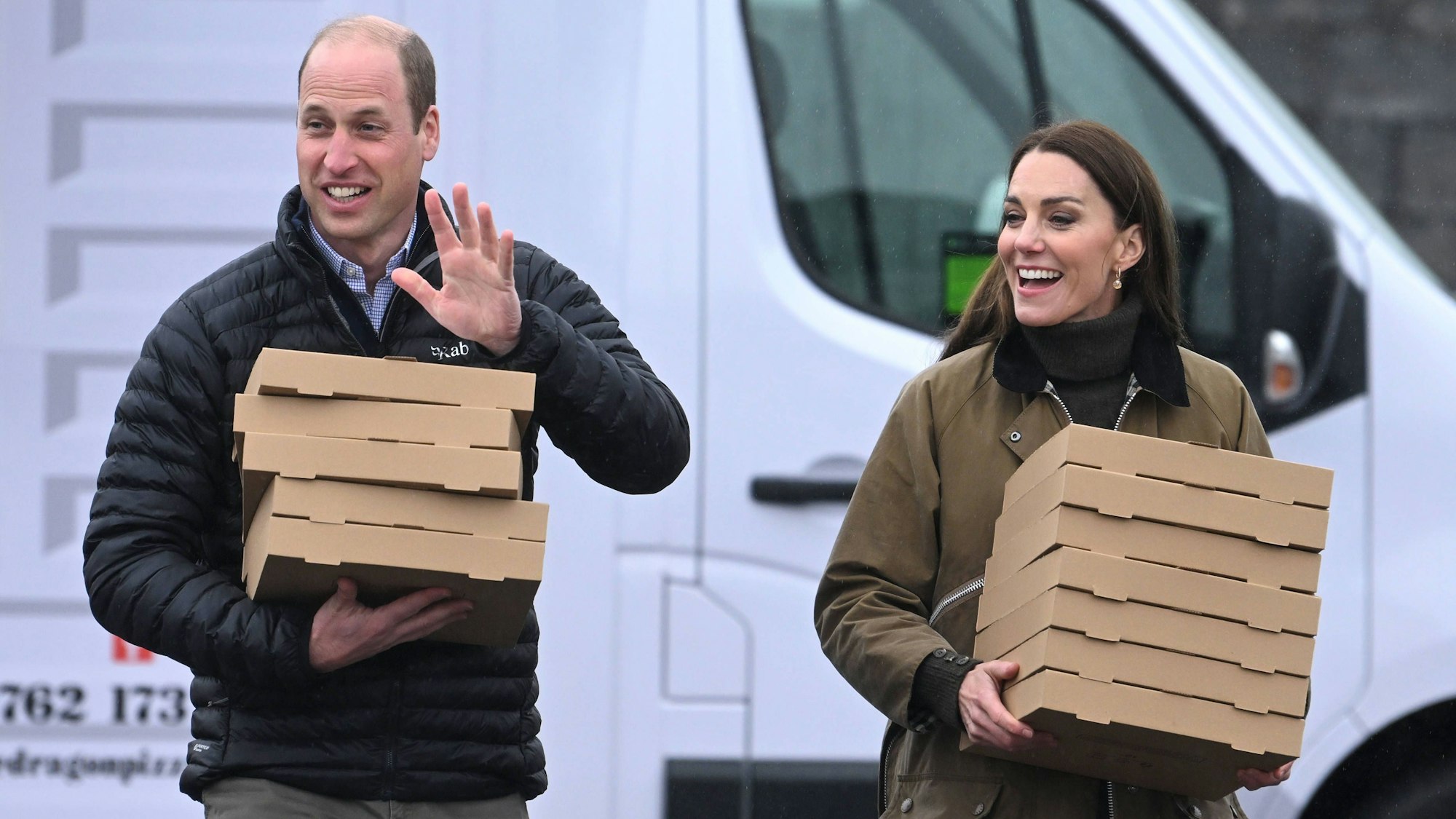 Prinz William und Prinzessin Kate holen Pizza in Kartons von einem Pizza-Van.