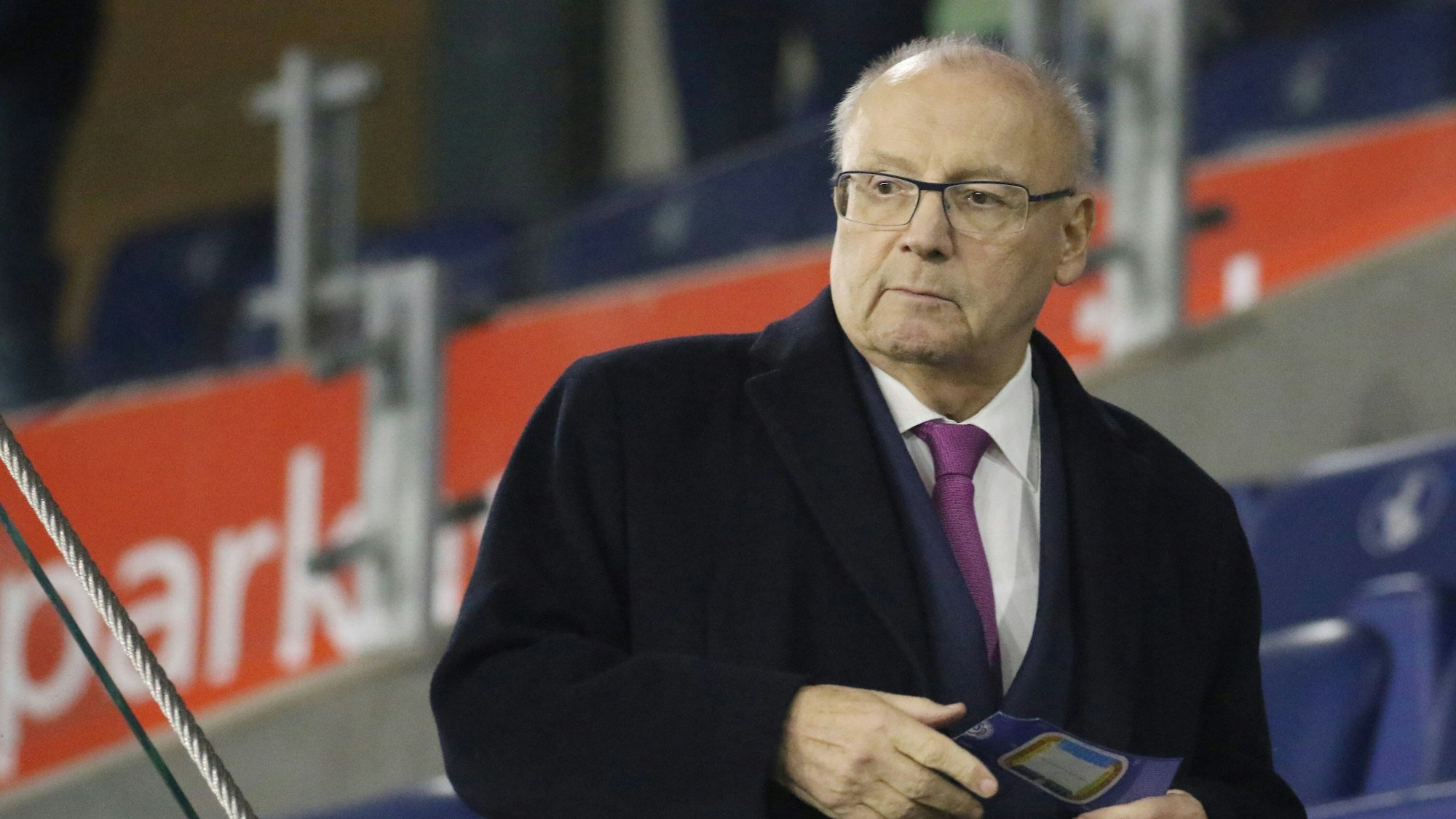 Duisburg, Deutschland 25. November 2019: 3. Liga - 19/20 - MSV Duisburg vs. FC Viktoria Koeln Viktoria Boss Franz-Josef Wernze Viktoria Koeln, Aktion / Einzelbild / // DFB regulations prohibit any use of photographs as image sequences and/or quasi-video // Schauinsland-Reisen-Arena Nordrhein Westfalen *** Duisburg, Germany 25 November 2019 3 Liga 19 20 MSV Duisburg vs FC Viktoria Koeln Viktoria boss Franz Josef Wernze Viktoria Koeln , action single image DFB regulations prohibit any use of photographs as image sequences and or quasi video Schauinsland Reisen Arena Nordrhein Westfalen Copyright: xFotostandx/xvanxderxVeldenx