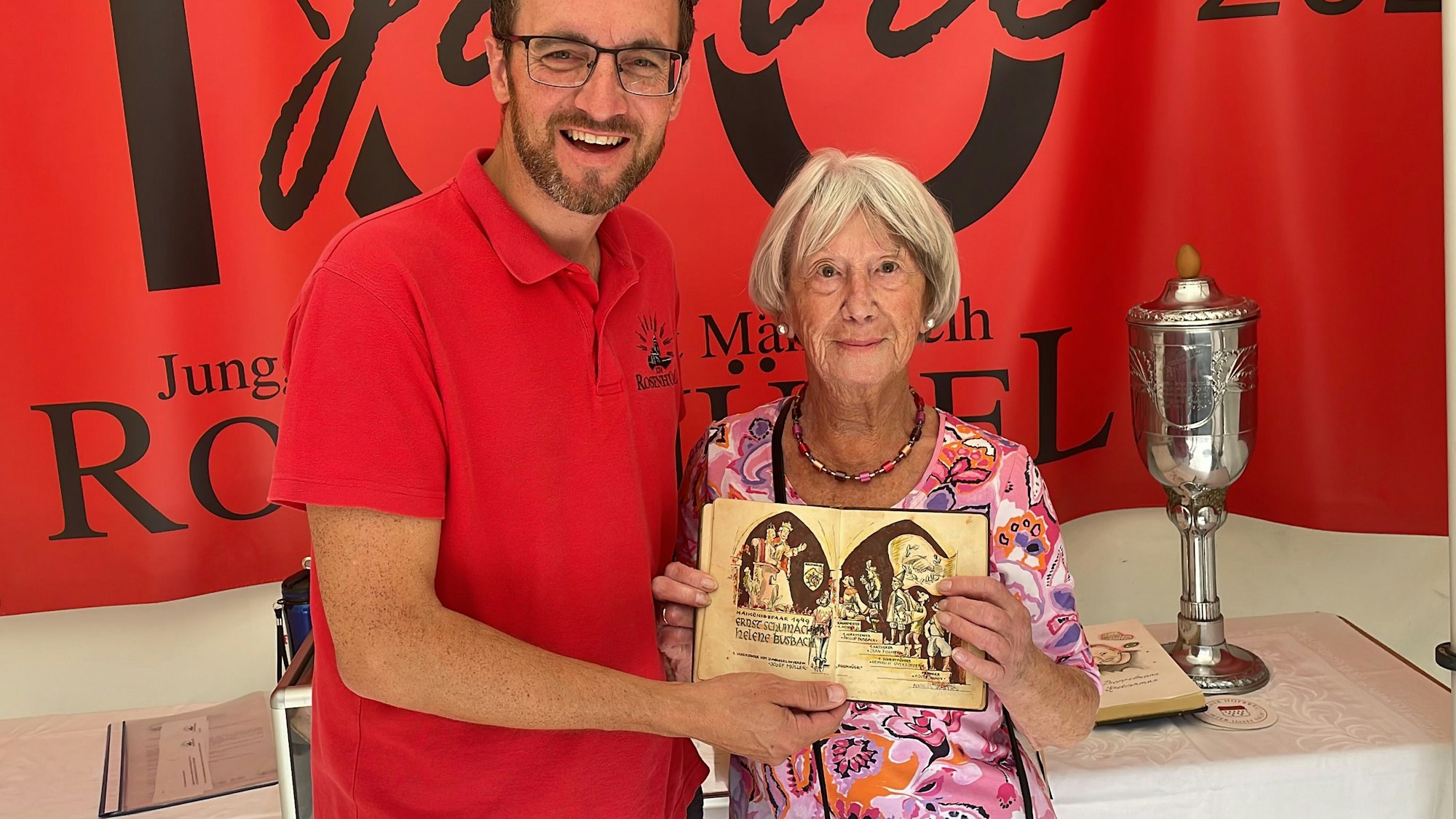 Helene Schumacher (damals Busbach) heute mit Bernd Junkersfeld, dem ersten Vereinsvorsitzenden.