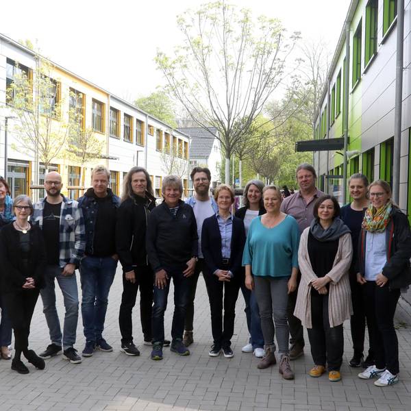 Musiker der Bläck Fööss zusammen mit Lehrern, Musikpädagogen und des Fördervereins der Grundschule und der Helmut-Behn-Stiftung.