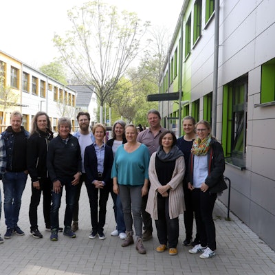 Musiker der Bläck Fööss zusammen mit Lehrern, Musikpädagogen und des Fördervereins der Grundschule und der Helmut-Behn-Stiftung.