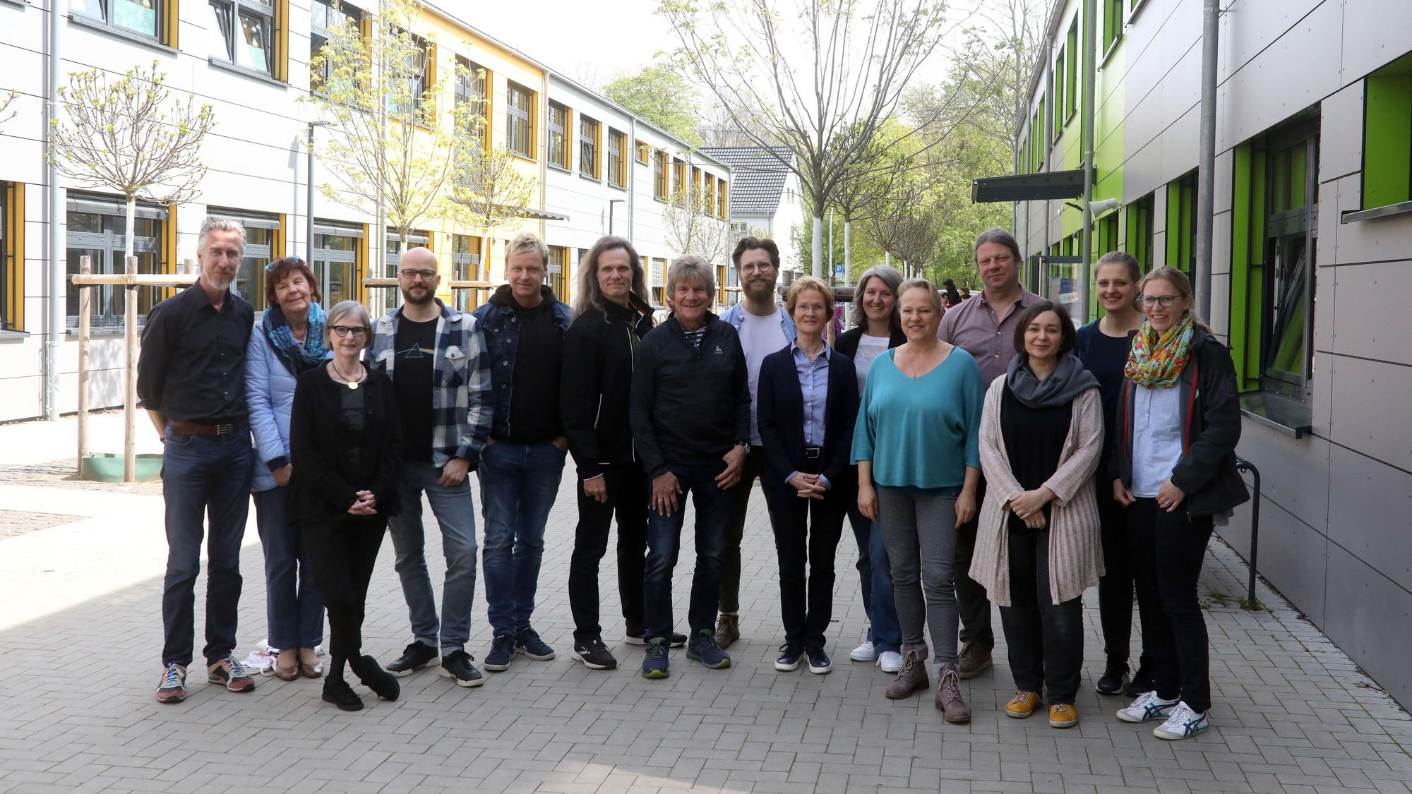 Musiker der Bläck Fööss zusammen mit Lehrern, Musikpädagogen und des Fördervereins der Grundschule und der Helmut-Behn-Stiftung.