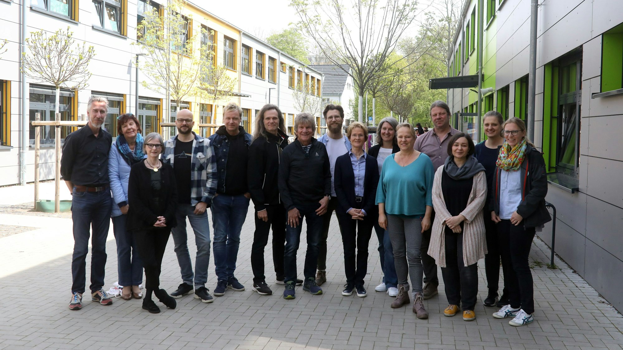 Musiker der Bläck Fööss zusammen mit Lehrern, Musikpädagogen und des Fördervereins der Grundschule und der Helmut-Behn-Stiftung.