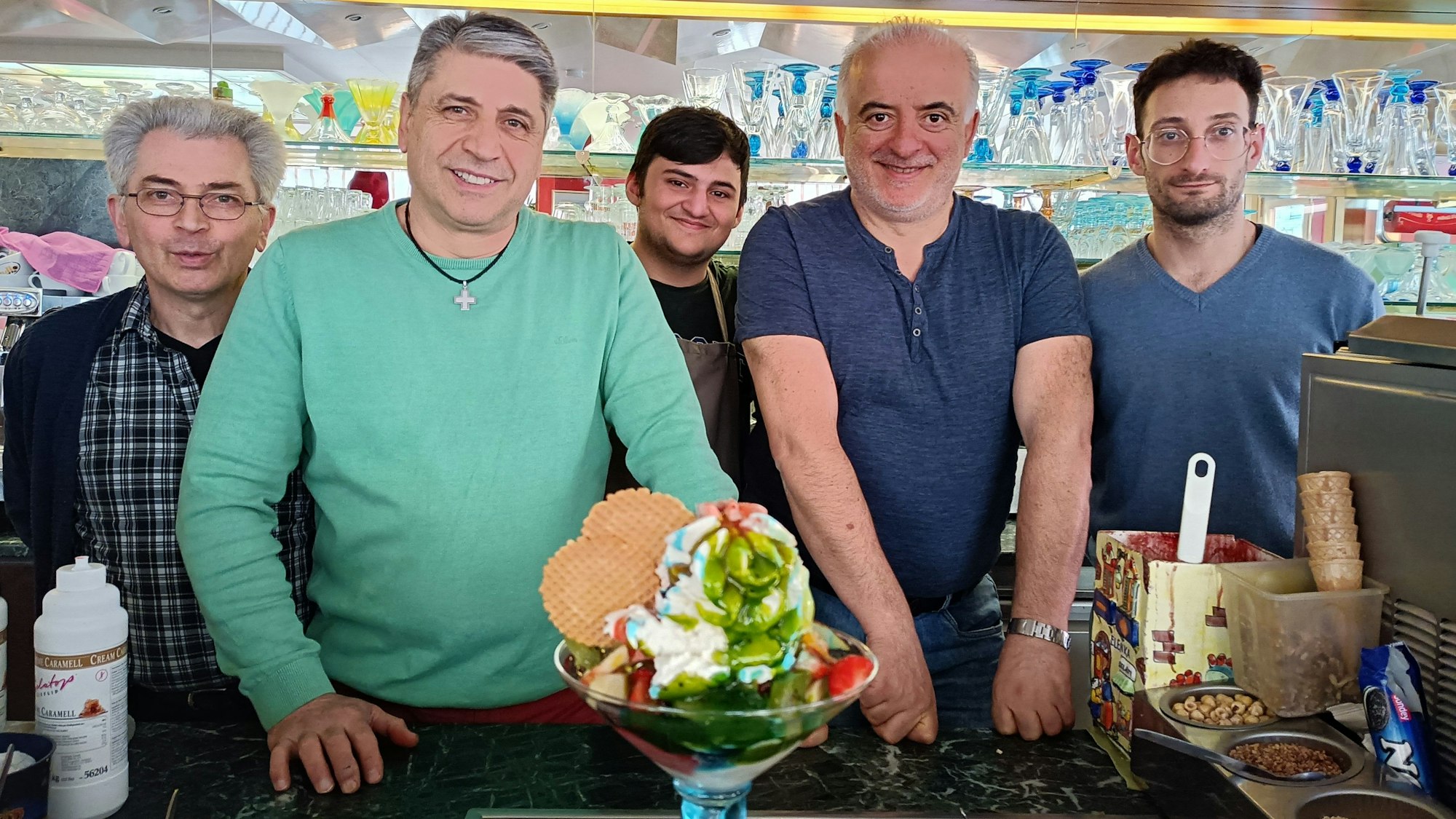 Eisbecher „Coppa Fantasia“ und das Team vom Eiscafé Marino, von links Domenico Marino, Francesco Marino, Sepehr Alidostie, Madeo Genaro und Tanarico Andrea.