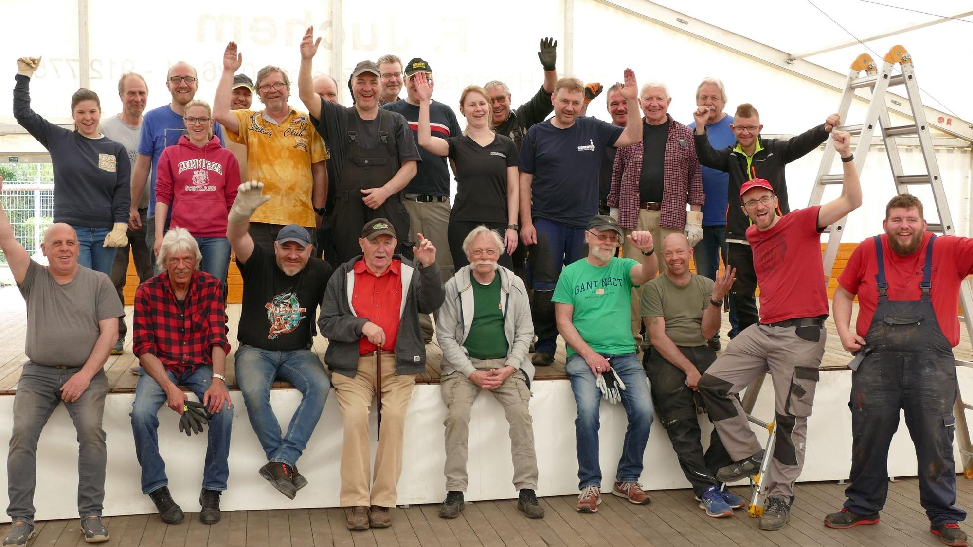 Junggesellenverein Rosenhügel aus Siegburg-Wolsdorf im Festzelt an der Jakobstraße