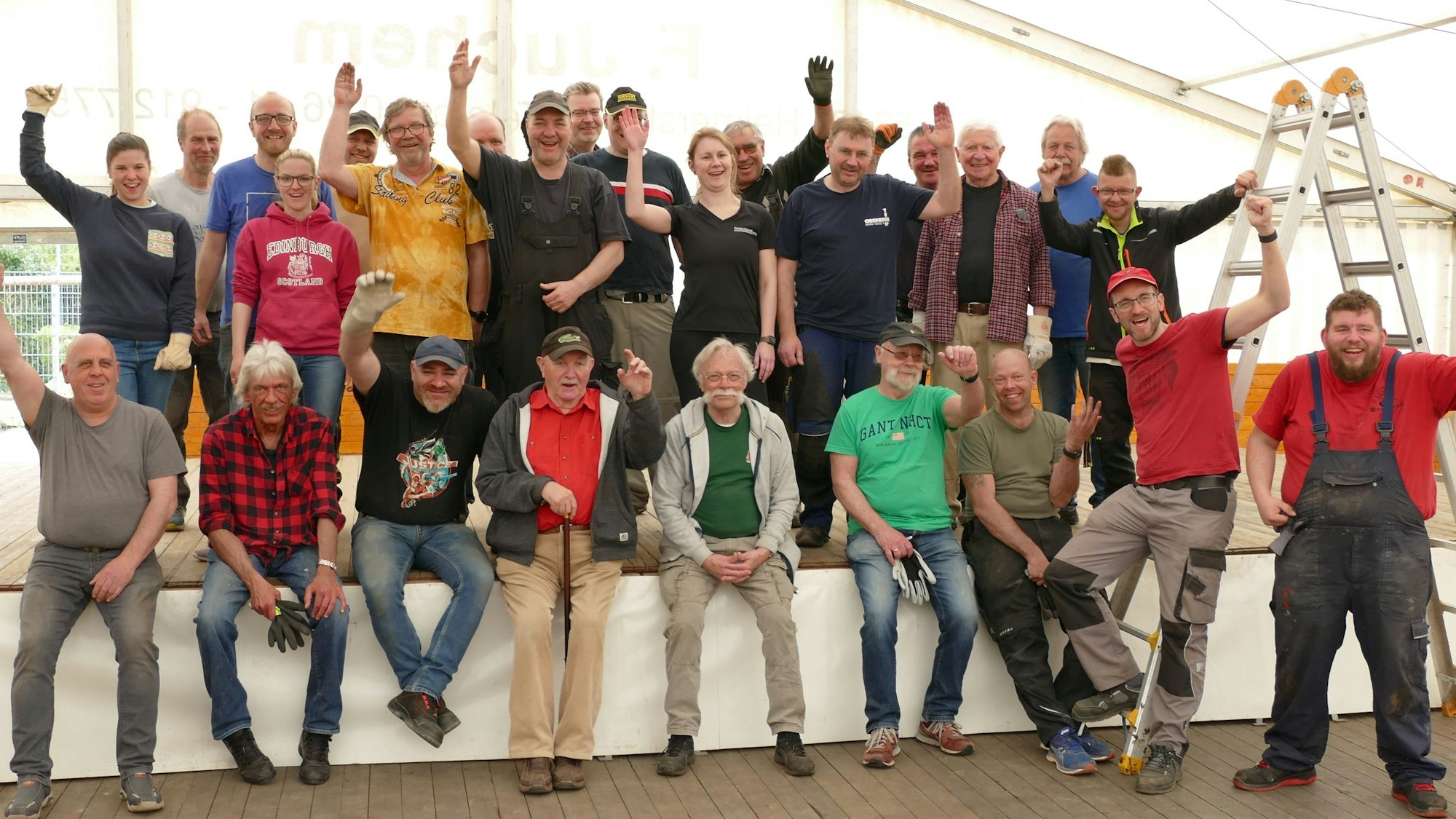 Junggesellenverein Rosenhügel aus Siegburg-Wolsdorf im Festzelt an der Jakobstraße