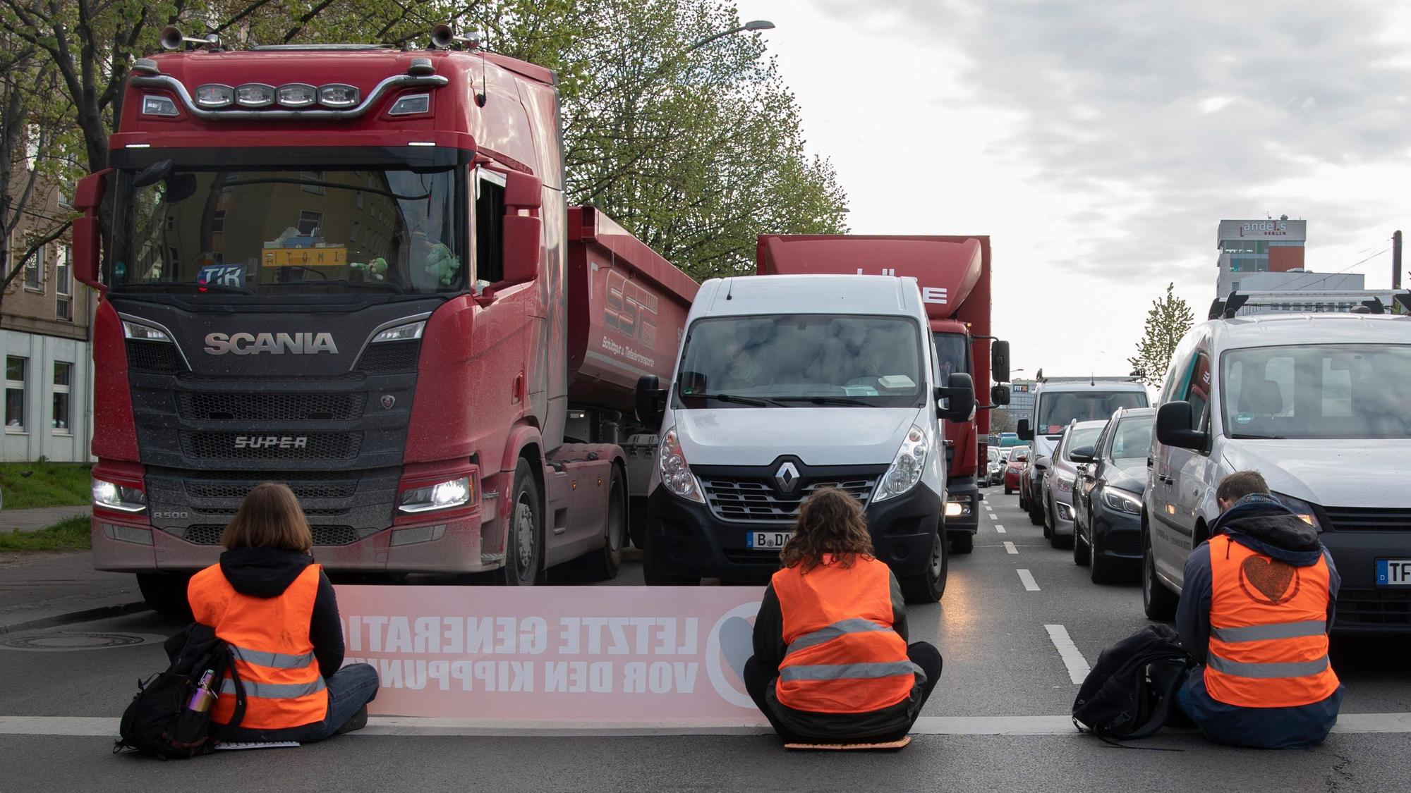 Klima-Protest am Donnerstag: Aktivistinnen und Aktivisten der Letzten Generation blockieren eine Straße in Berlin.