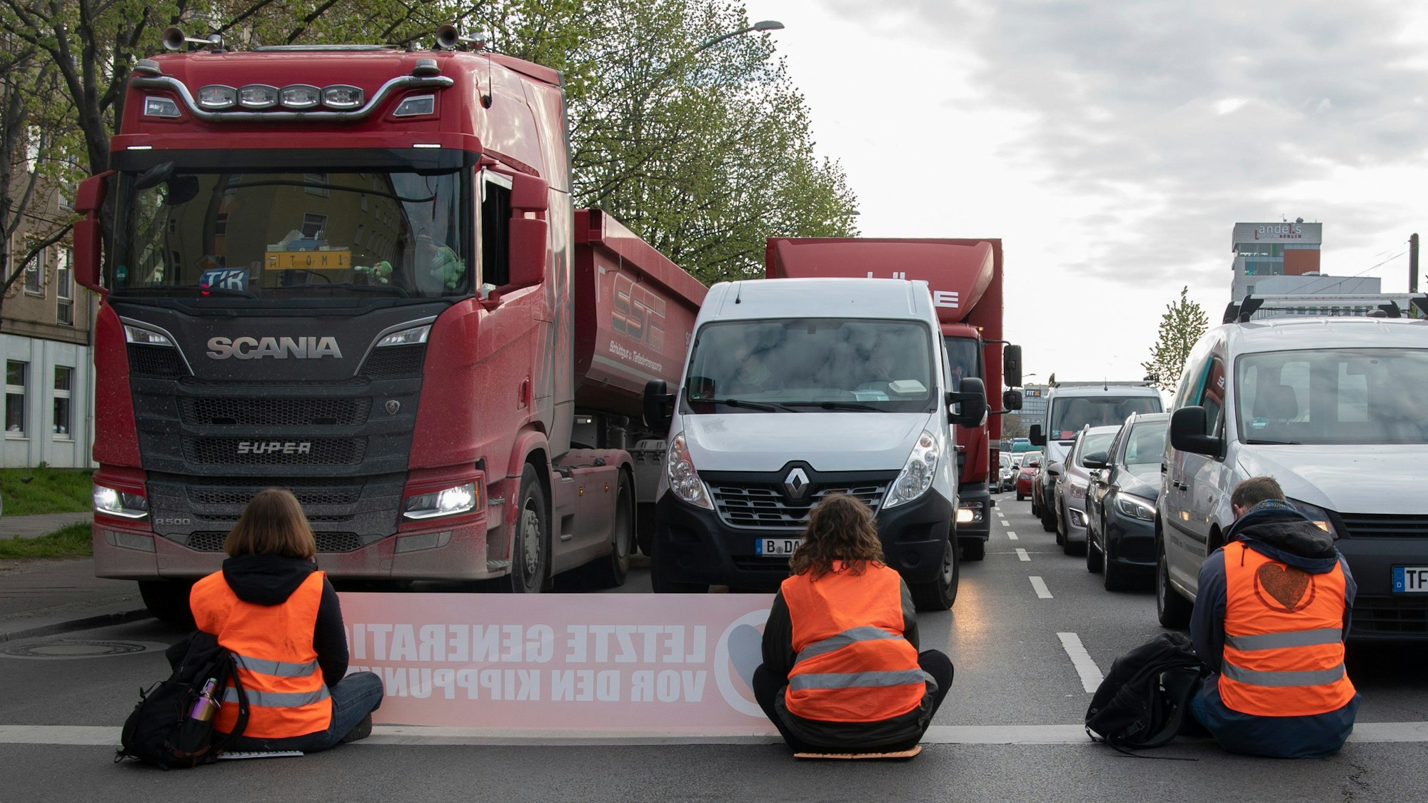 Klima-Protest am Donnerstag: Aktivistinnen und Aktivisten der Letzten Generation blockieren eine Straße in Berlin.