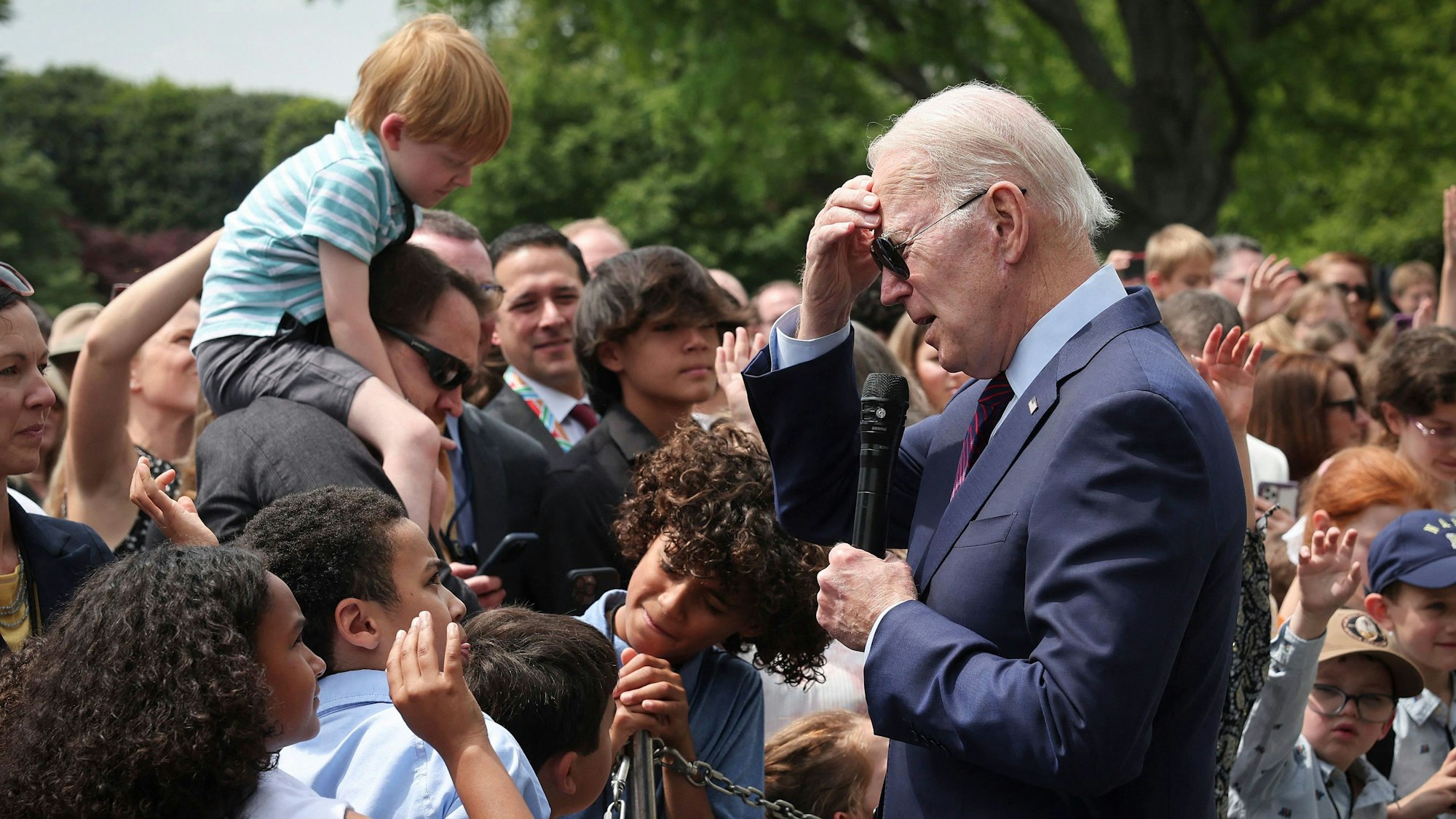 US-Präsident Joe Biden stellt sich den Fragen der Kinder während einer Veranstaltung zum „Take Your Child To Work Day“ am 27. April 2023 in Washington, DC.