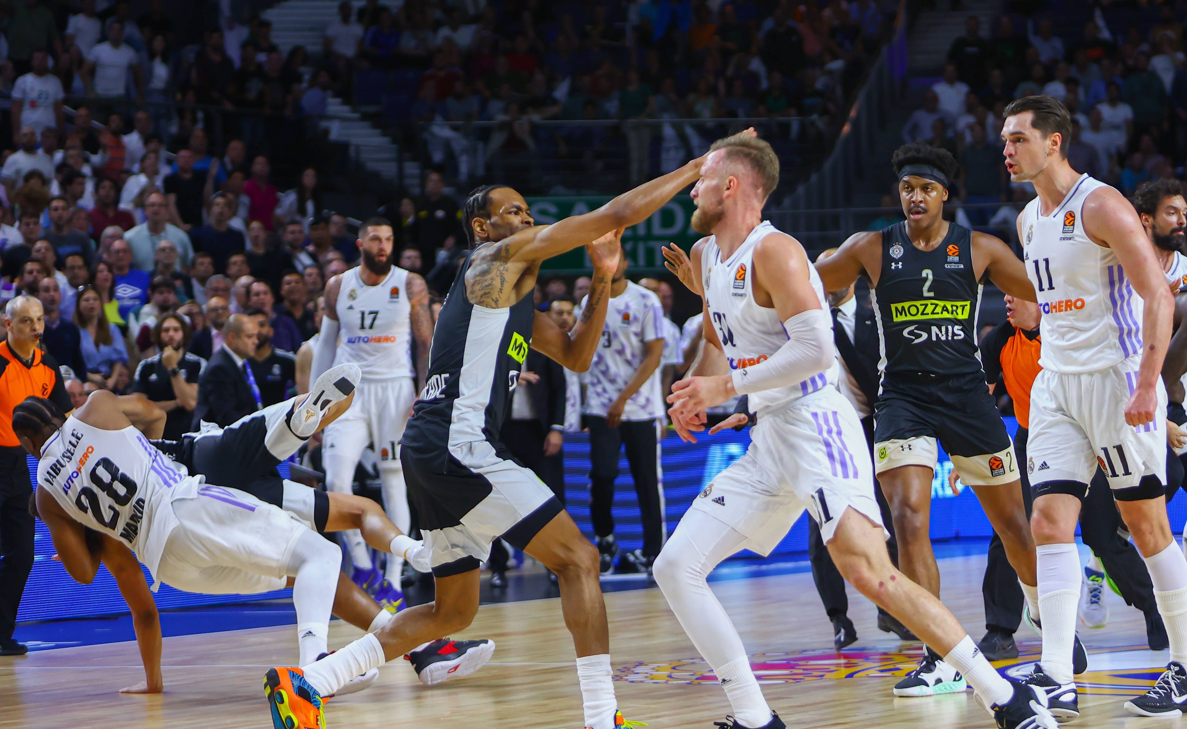 Wilde Szenen spielten sich auf dem Basketball-Court in Belgrad ab.