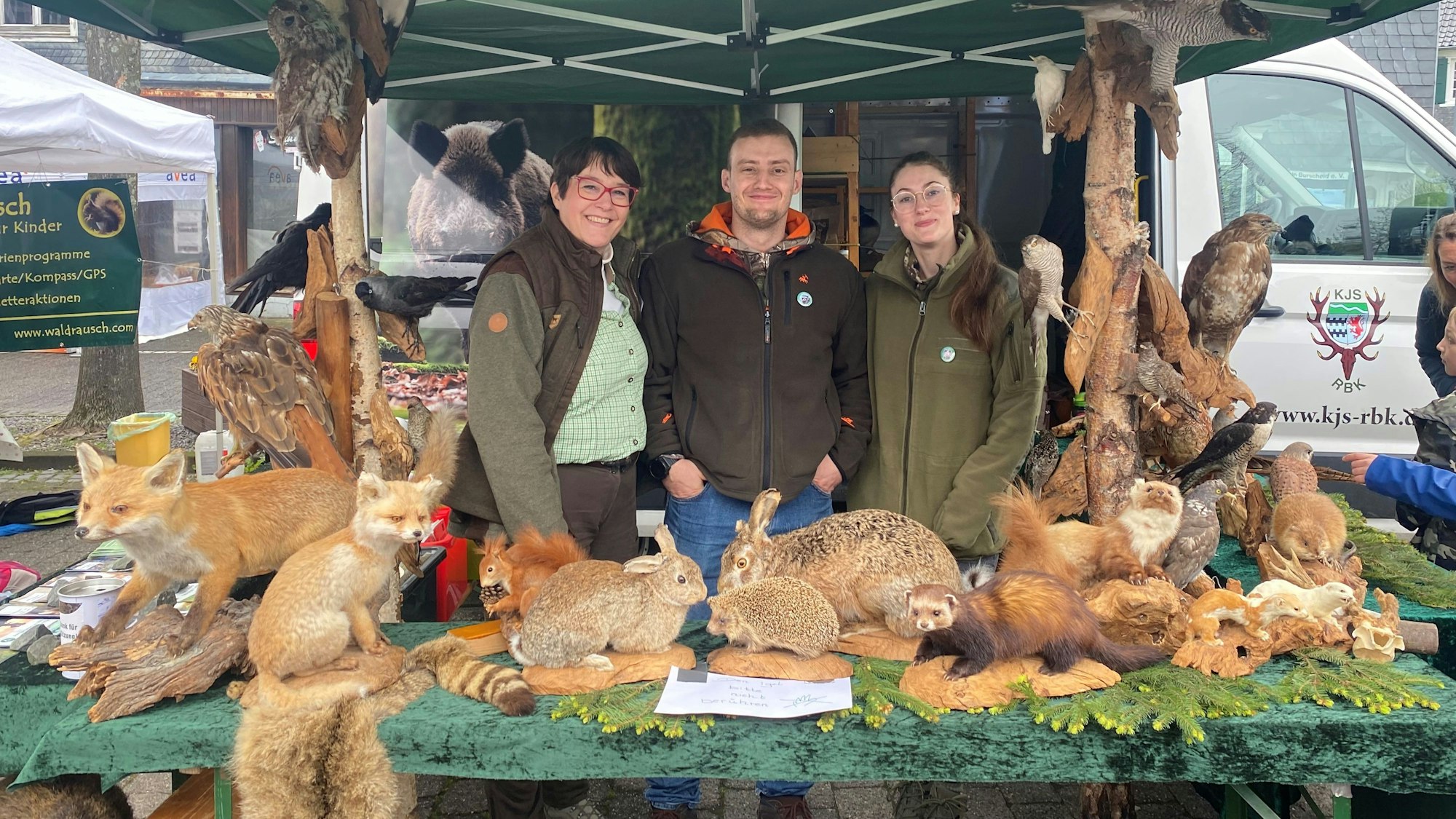 Der Stand der Rollenden Waldschule mit Petra Wengenroth-Büscher von der Kreisjägerschaft Rhein-Berg